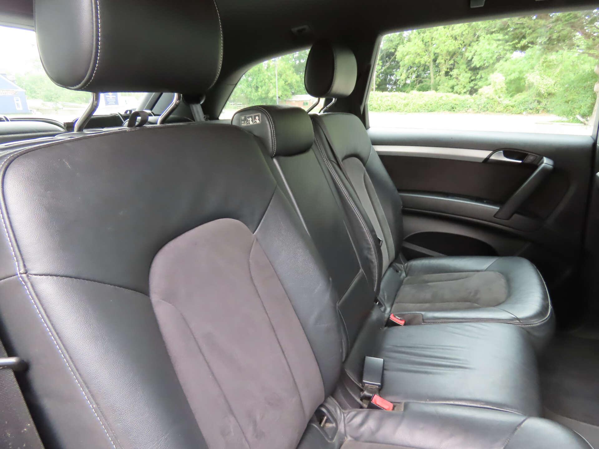 Audi Q7 view 9