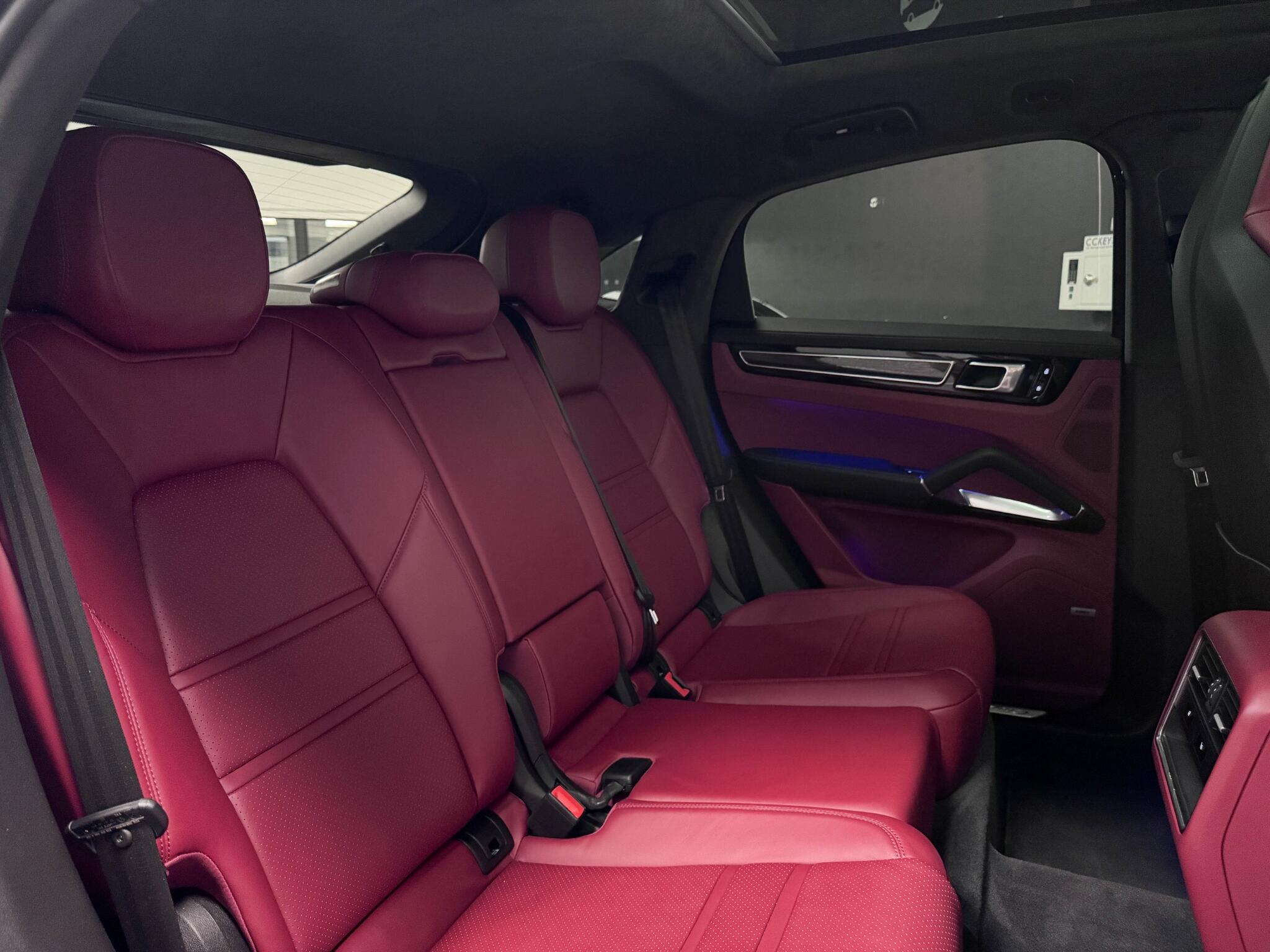 Porsche Cayenne view 31