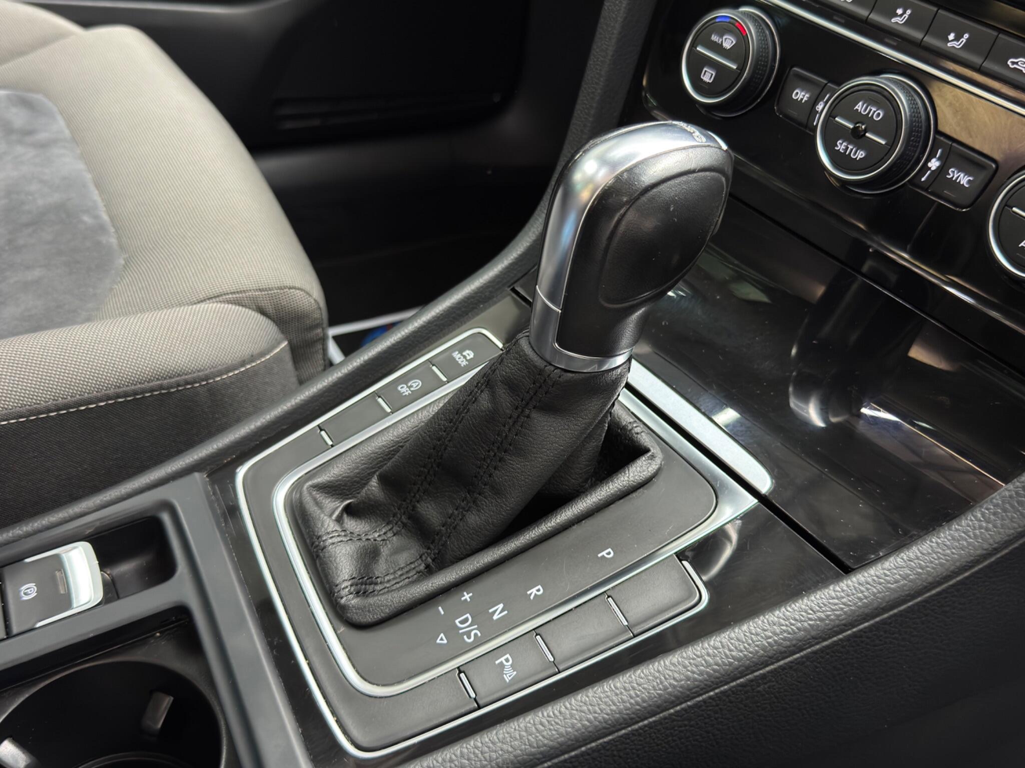 Volkswagen Golf view 8