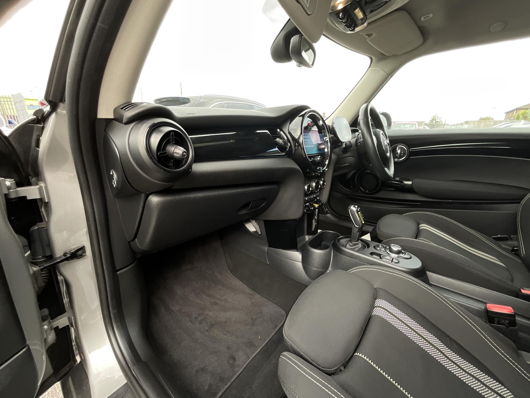 Mini Hatch view 15
