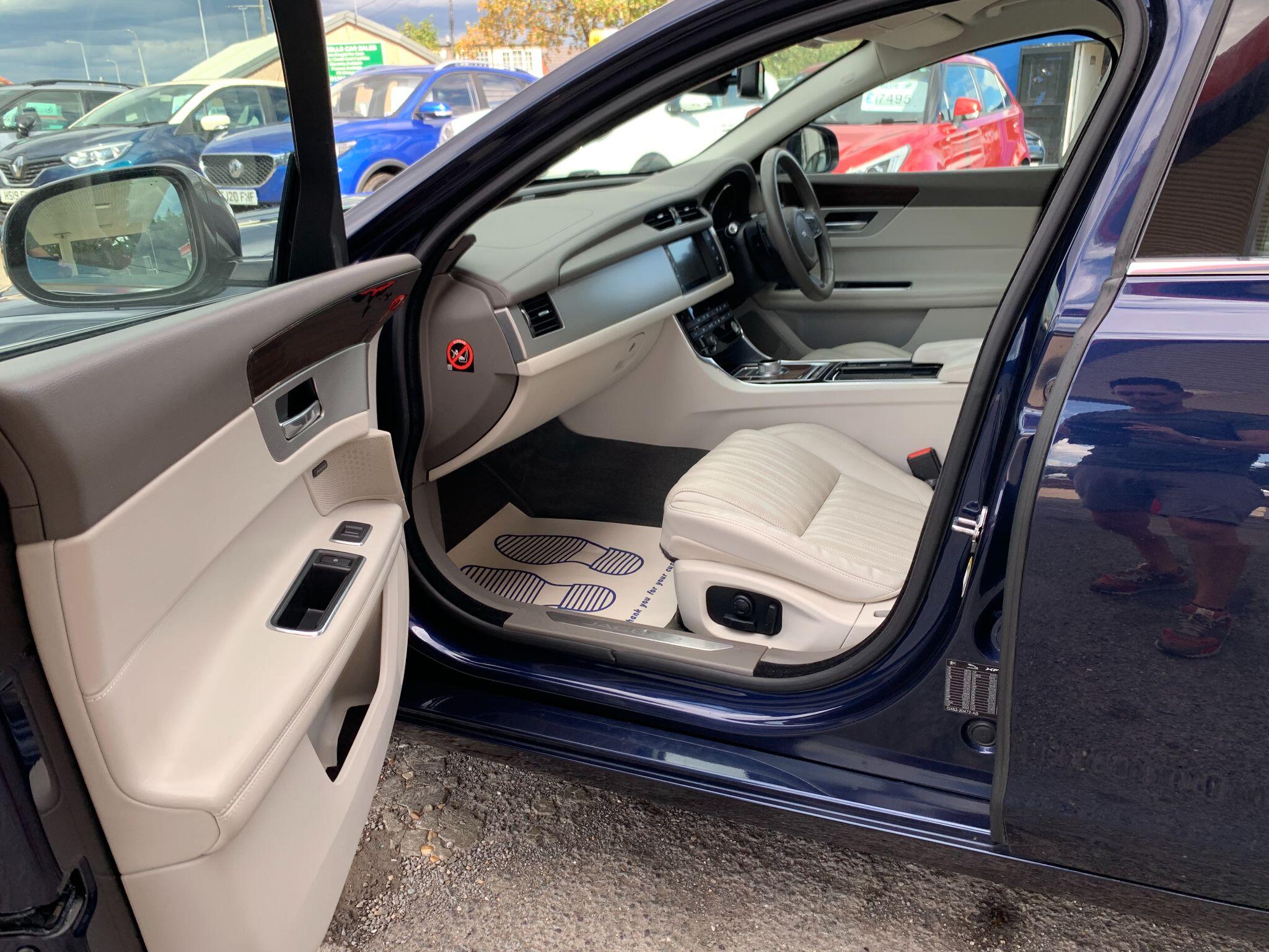 Jaguar XF view 23