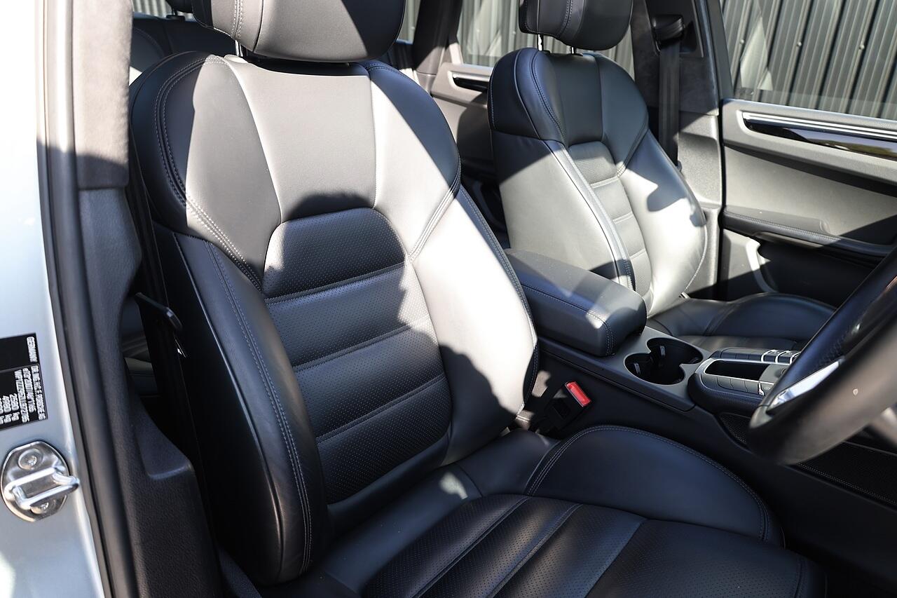 Porsche Macan view 8