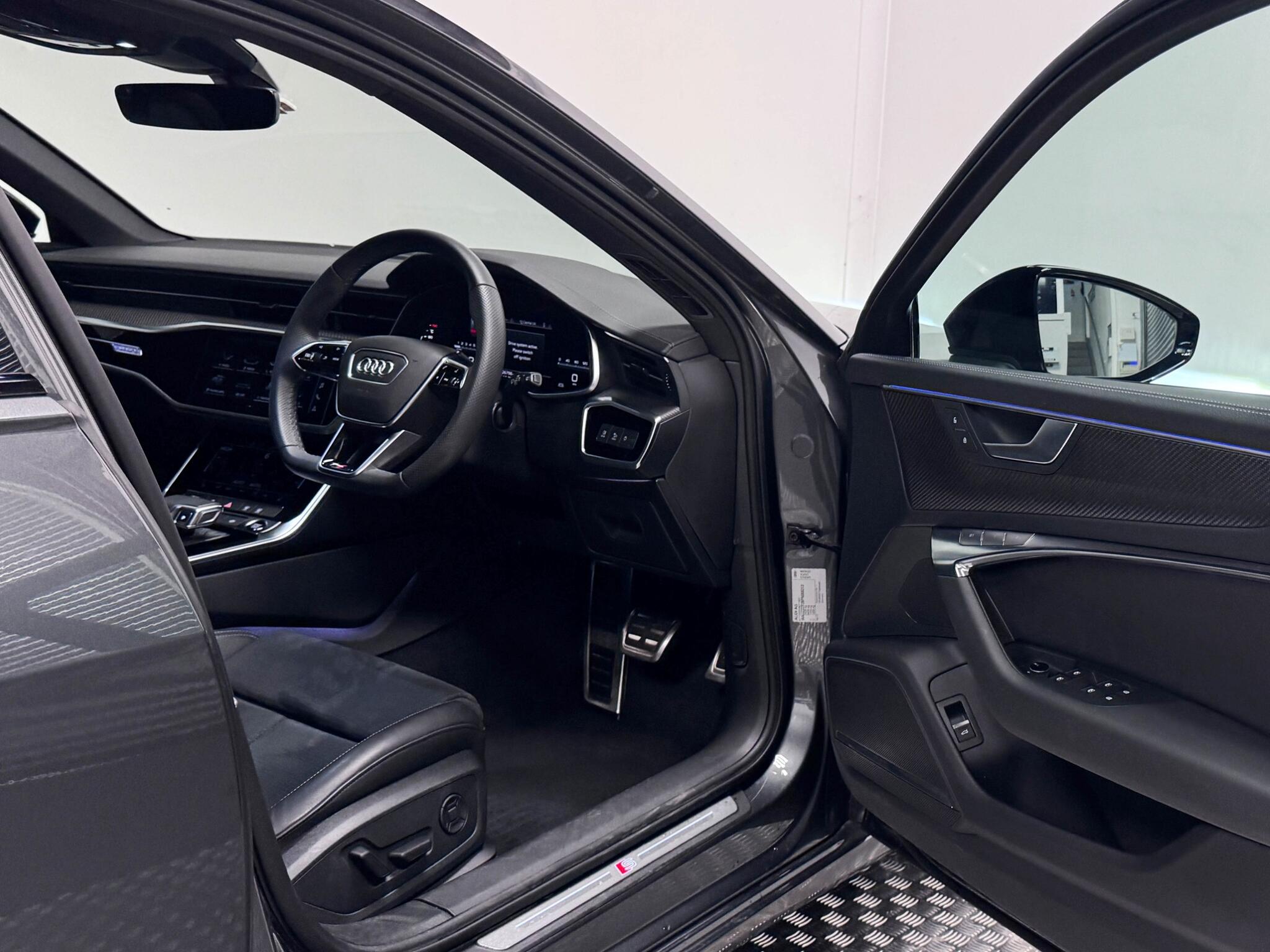 Audi A6 view 26