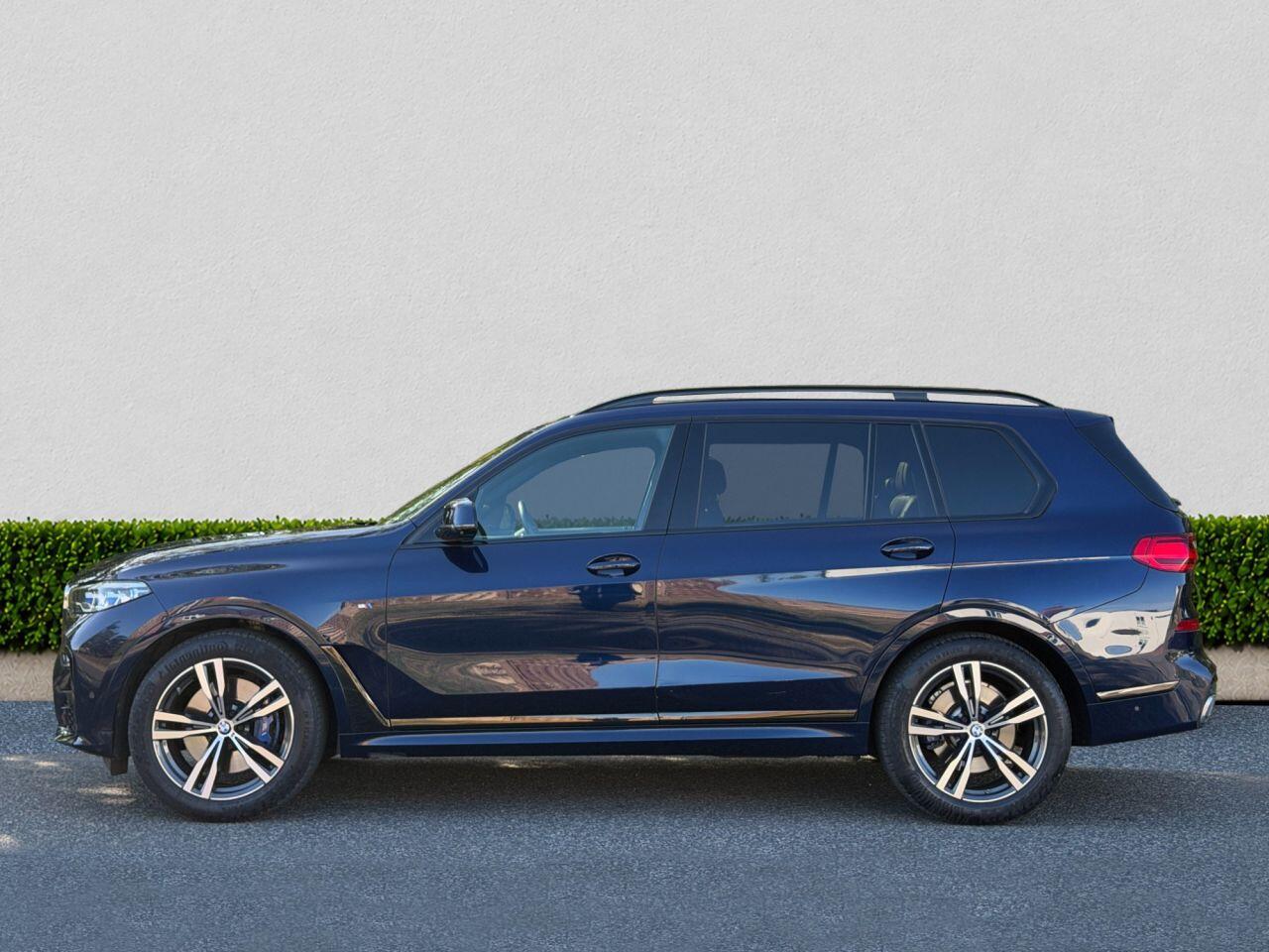 BMW X7 view 4