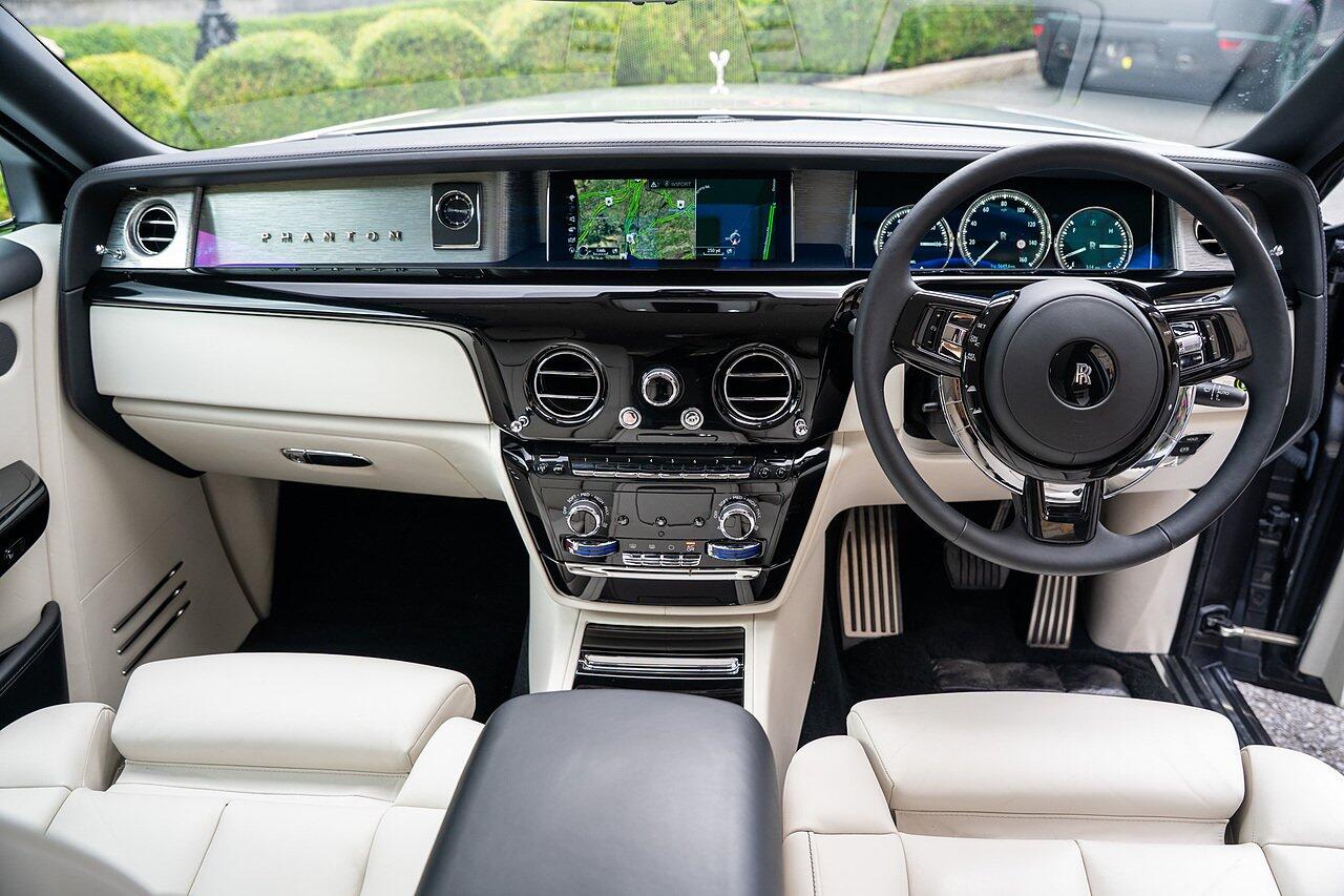 Rolls-Royce Phantom view 45