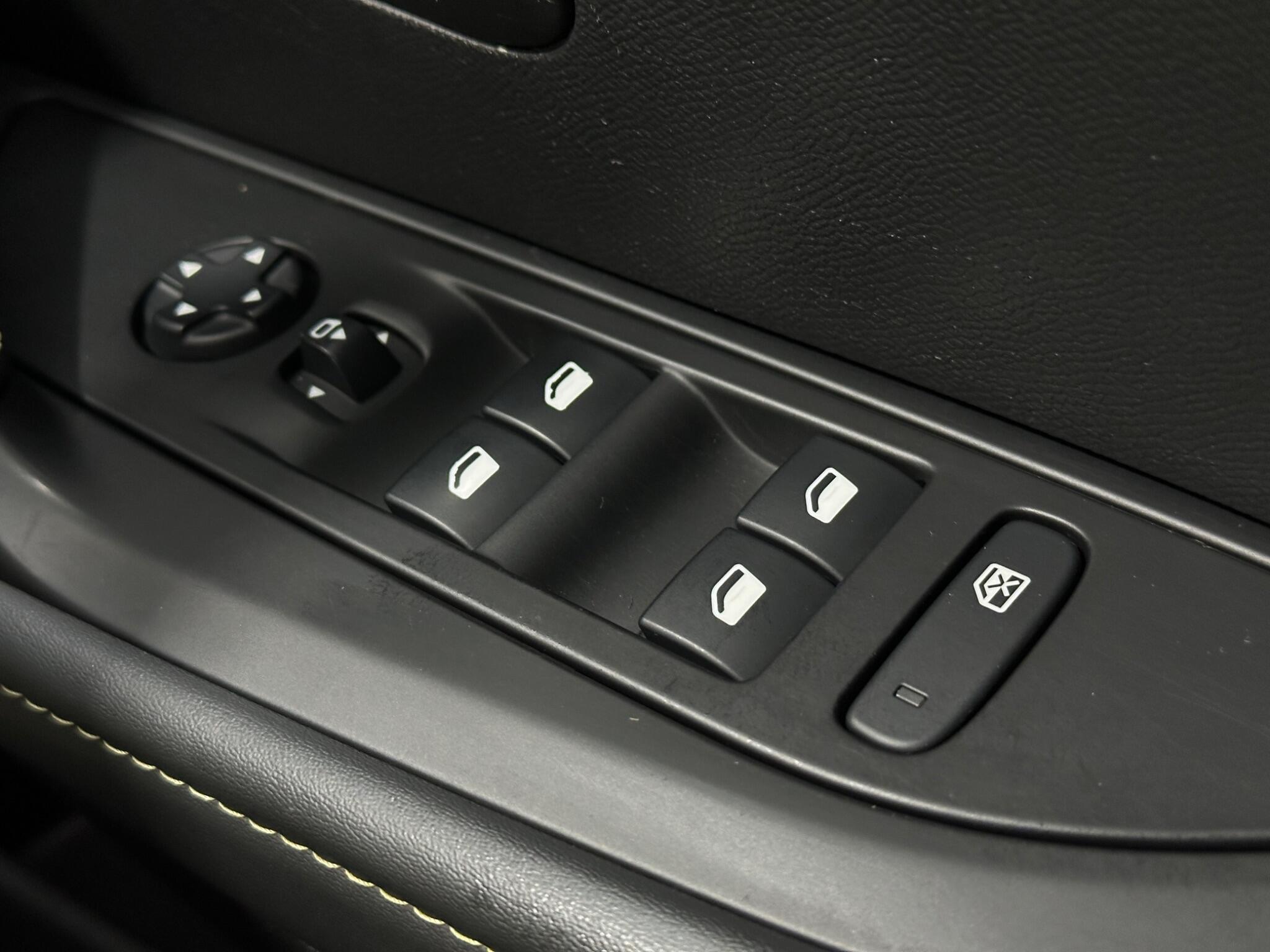Peugeot 208 view 18
