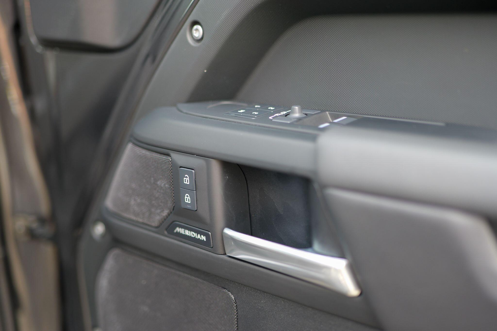 Land Rover Defender 90 view 23