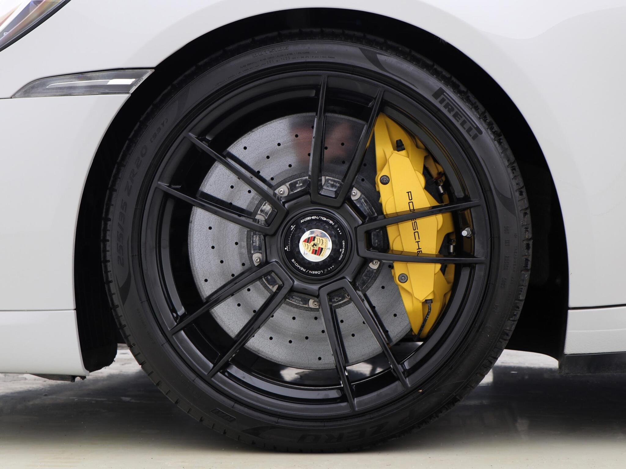 Porsche 911 view 4