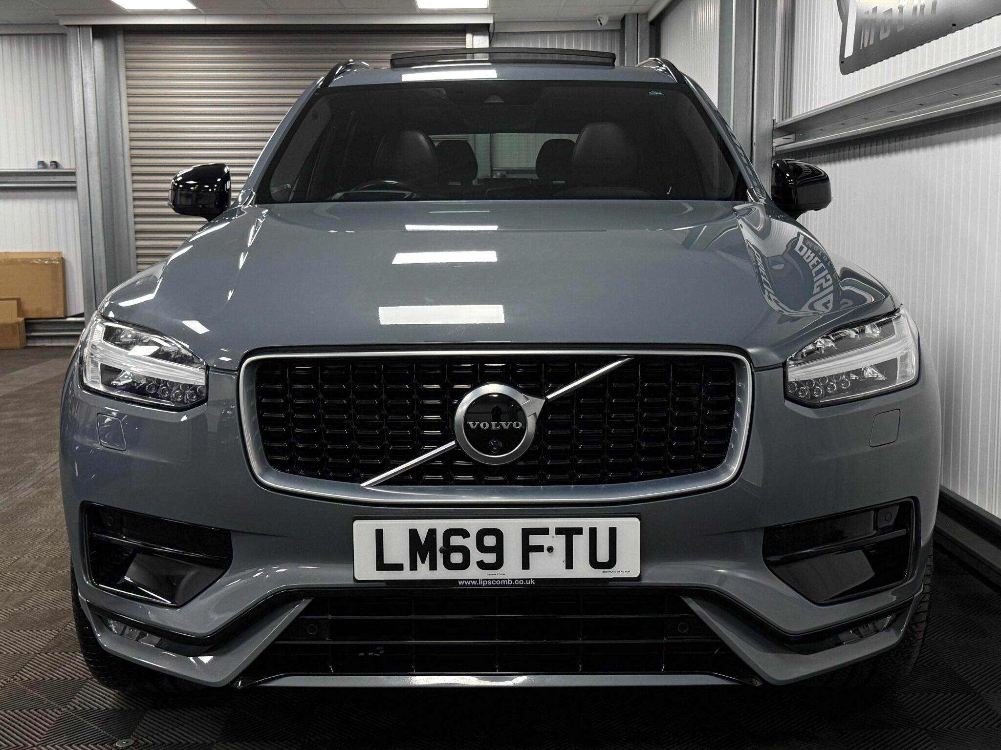 Volvo XC90 view 3
