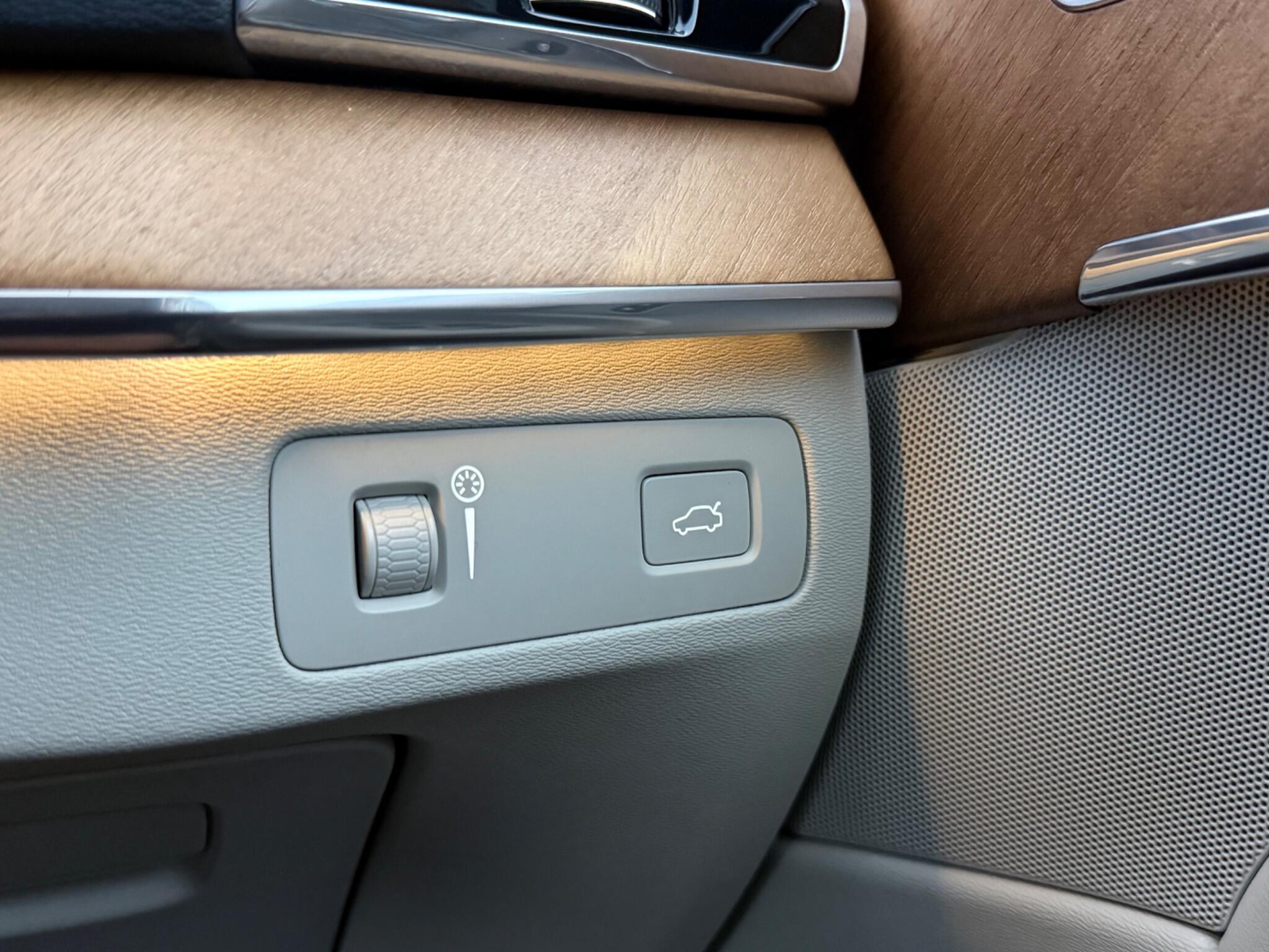Volvo XC90 view 18