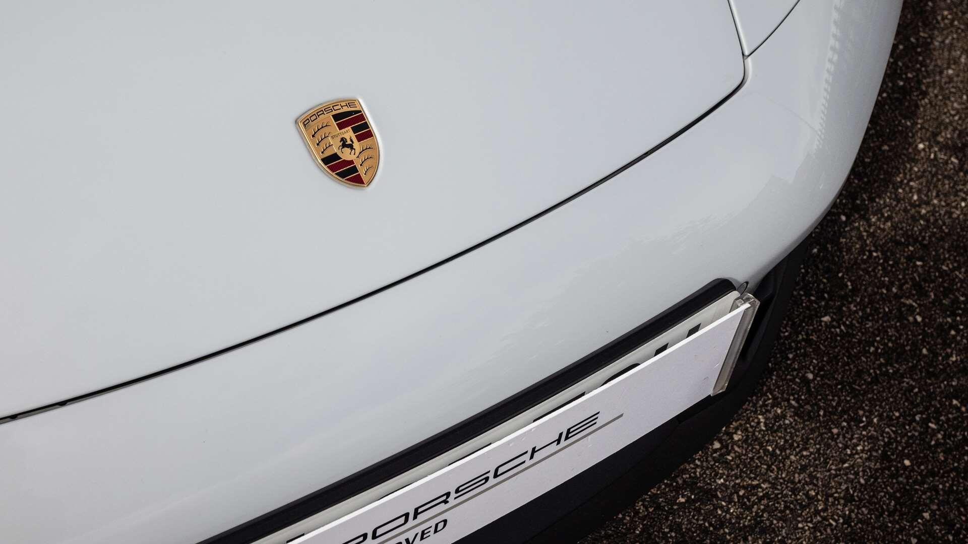 Porsche 911 view 40