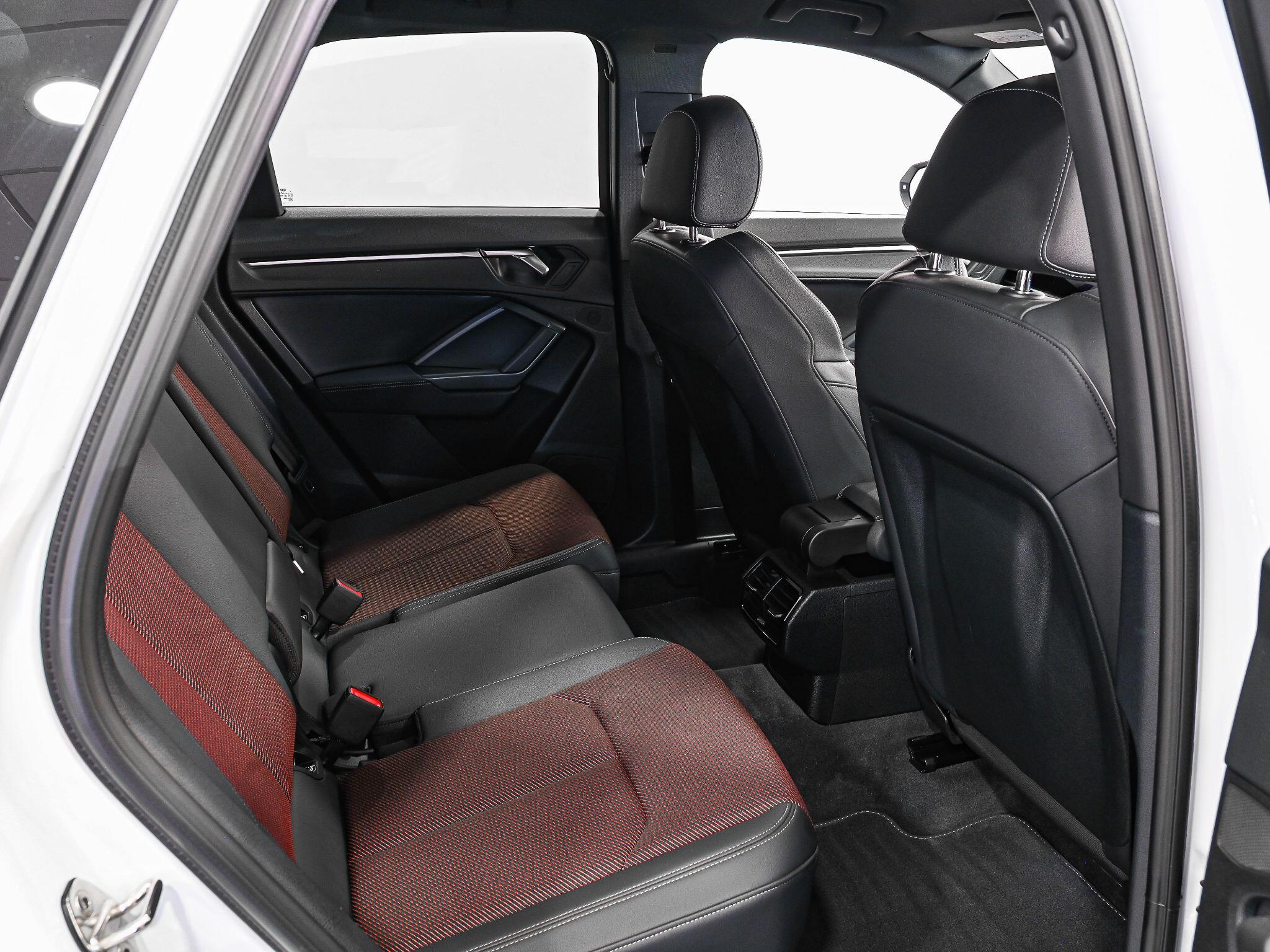 Audi Q3 view 32