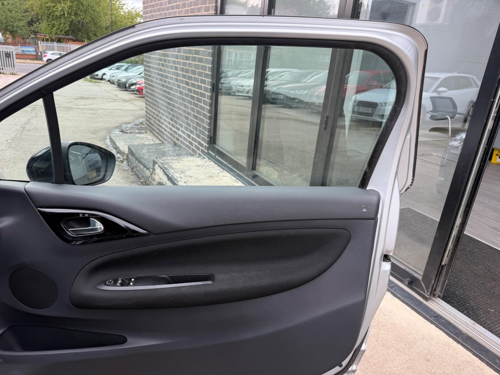 DS Automobiles DS 3 view 9