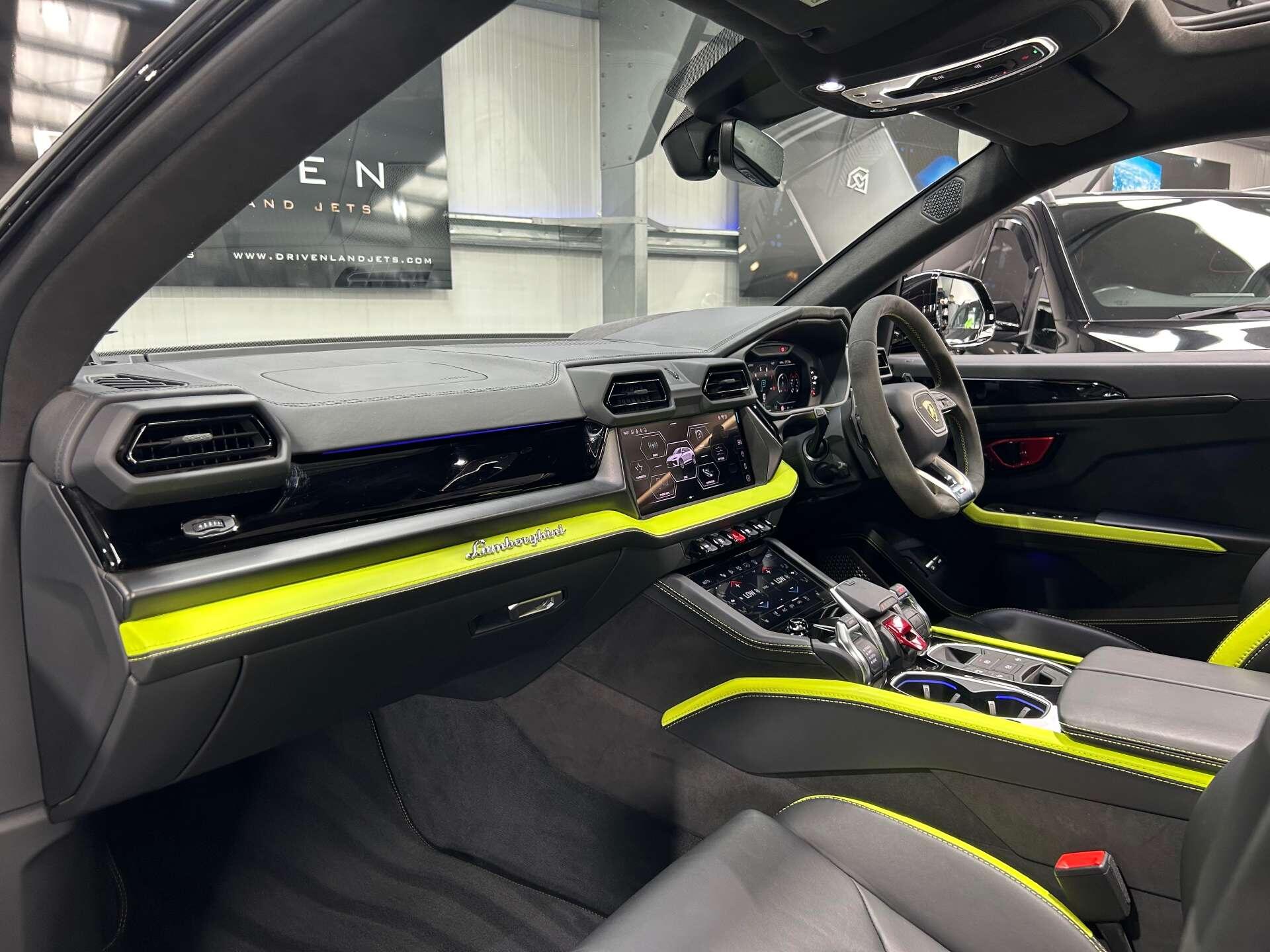 Lamborghini Urus view 42