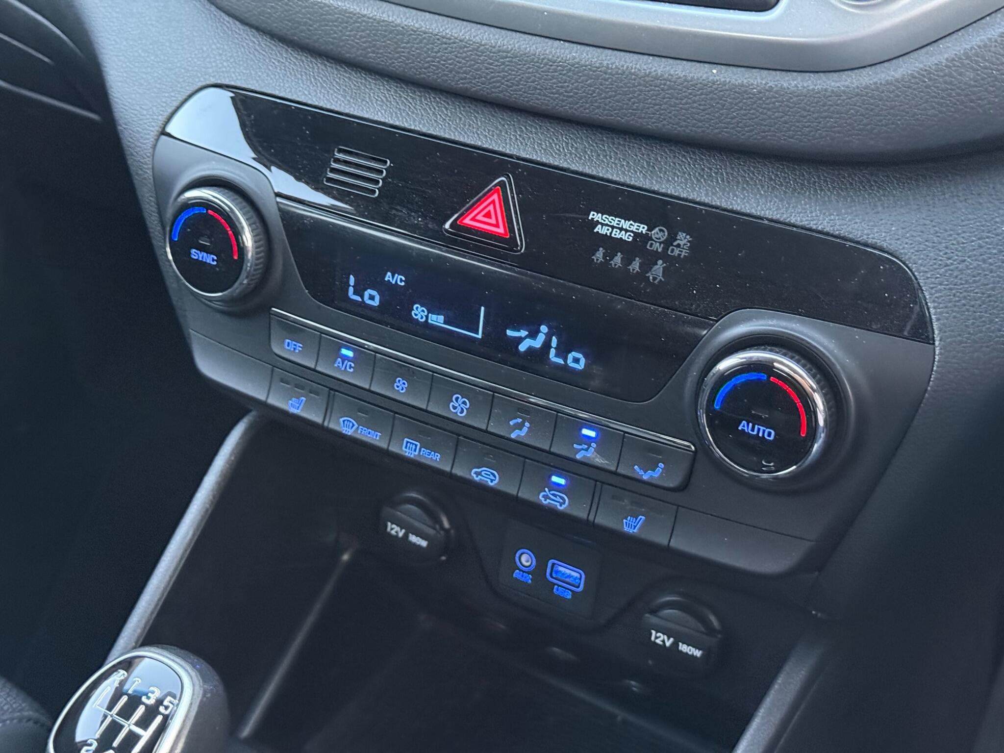Hyundai TUCSON 2.0 CRDi Premium SE 4WD Euro 6 5dr — photo 43 of 102