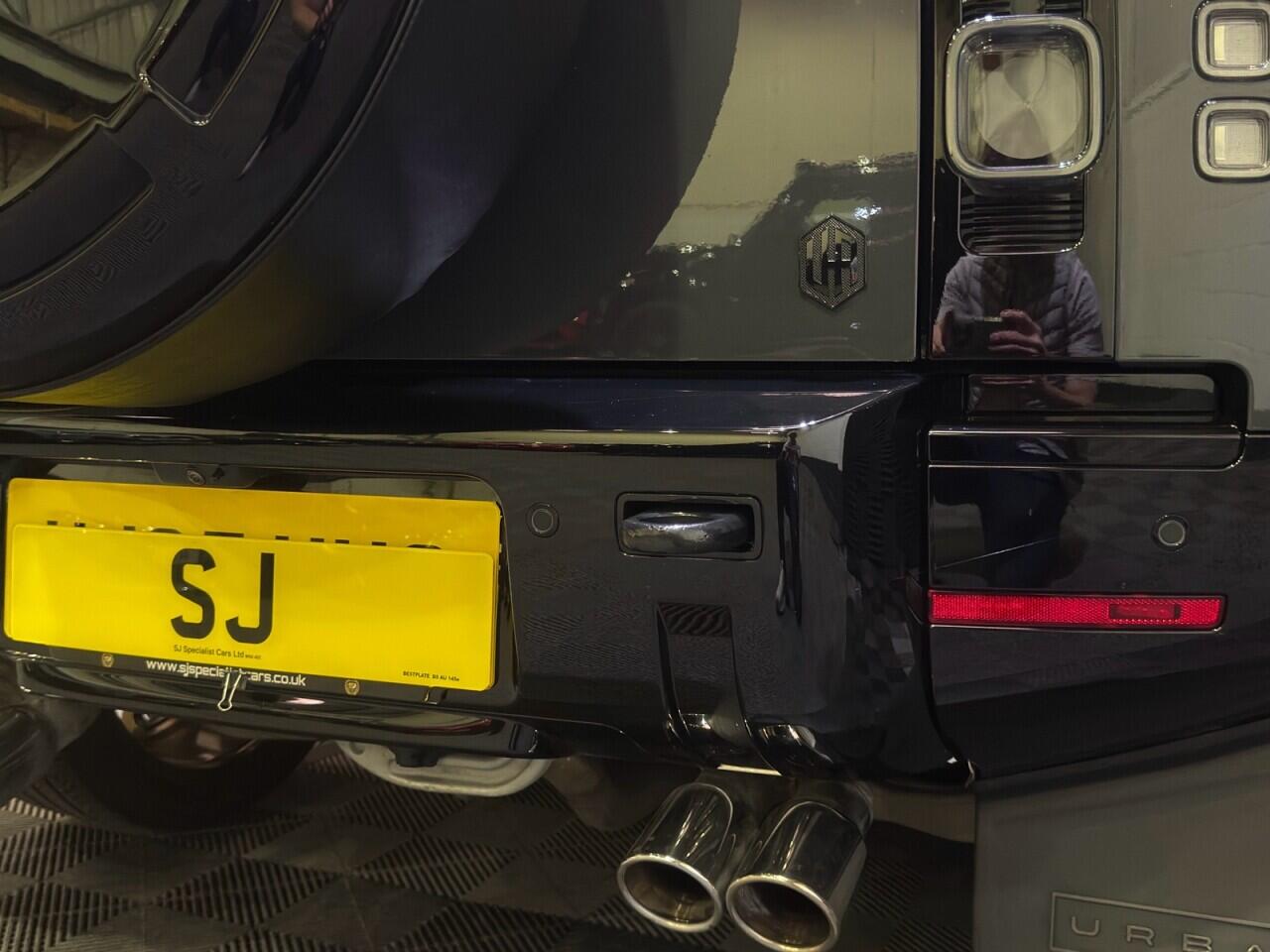 Land Rover Defender 110 view 32