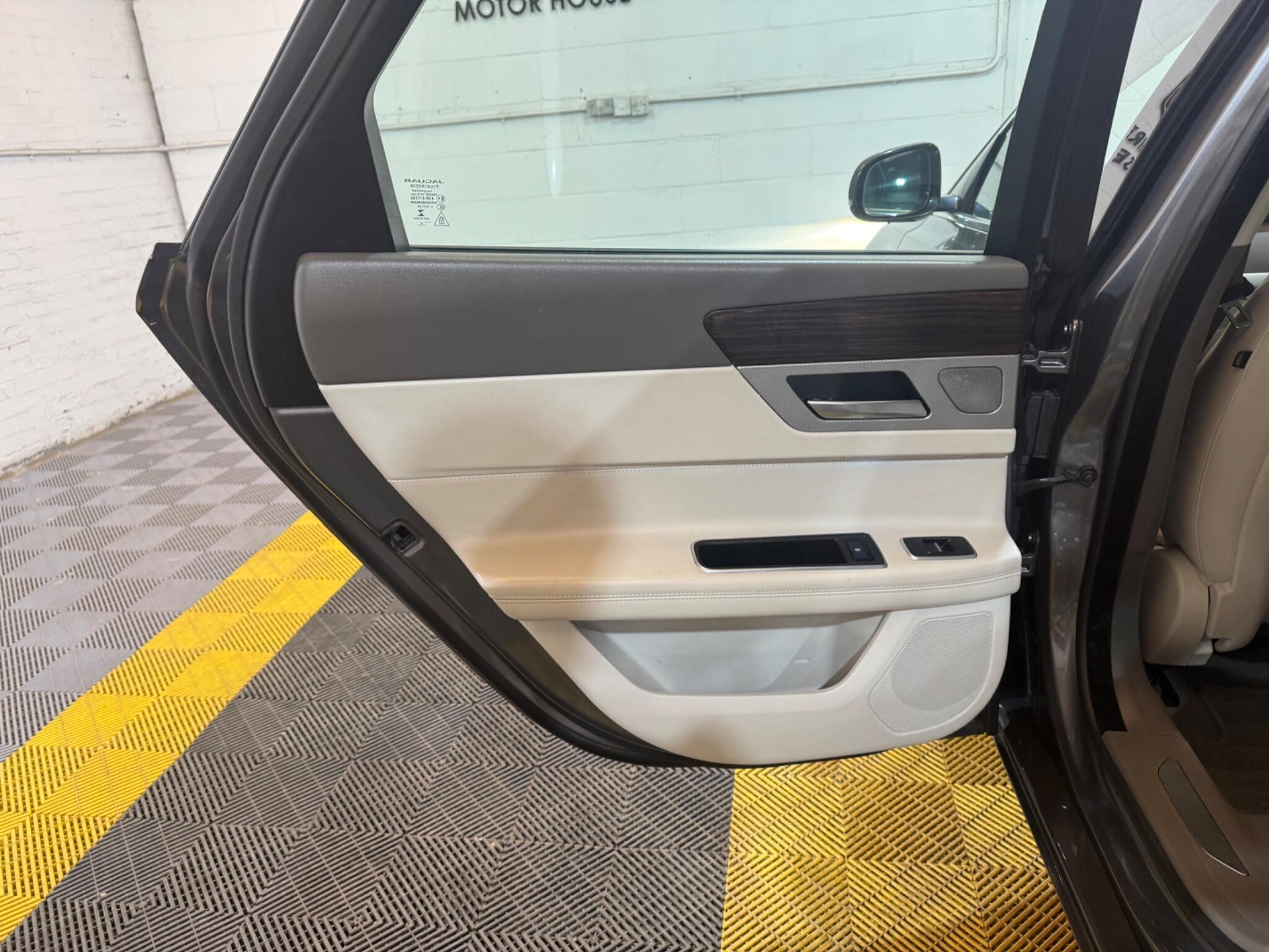 Jaguar XF view 40
