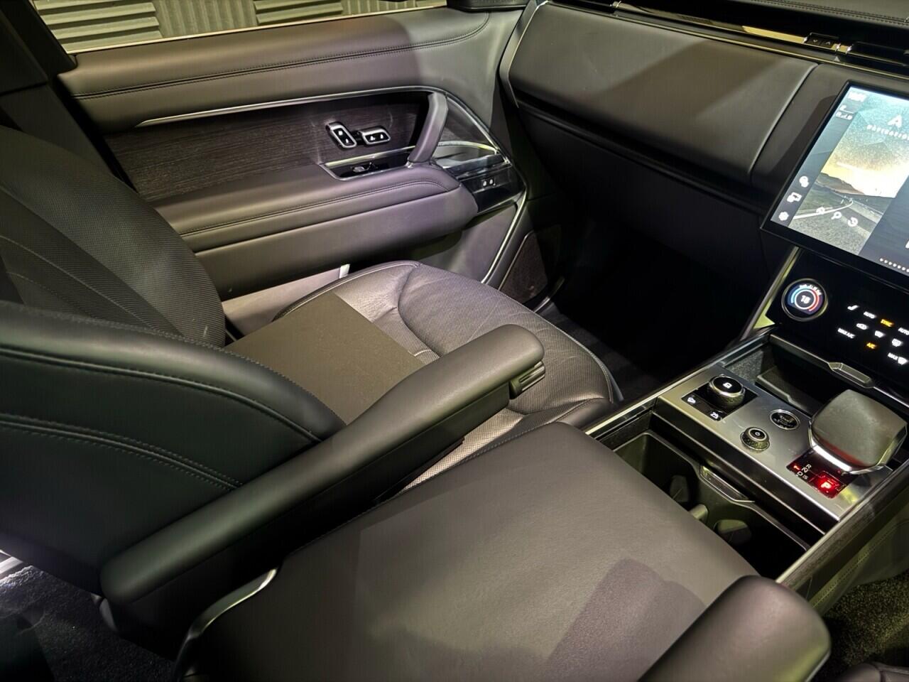 Land Rover Range Rover view 14