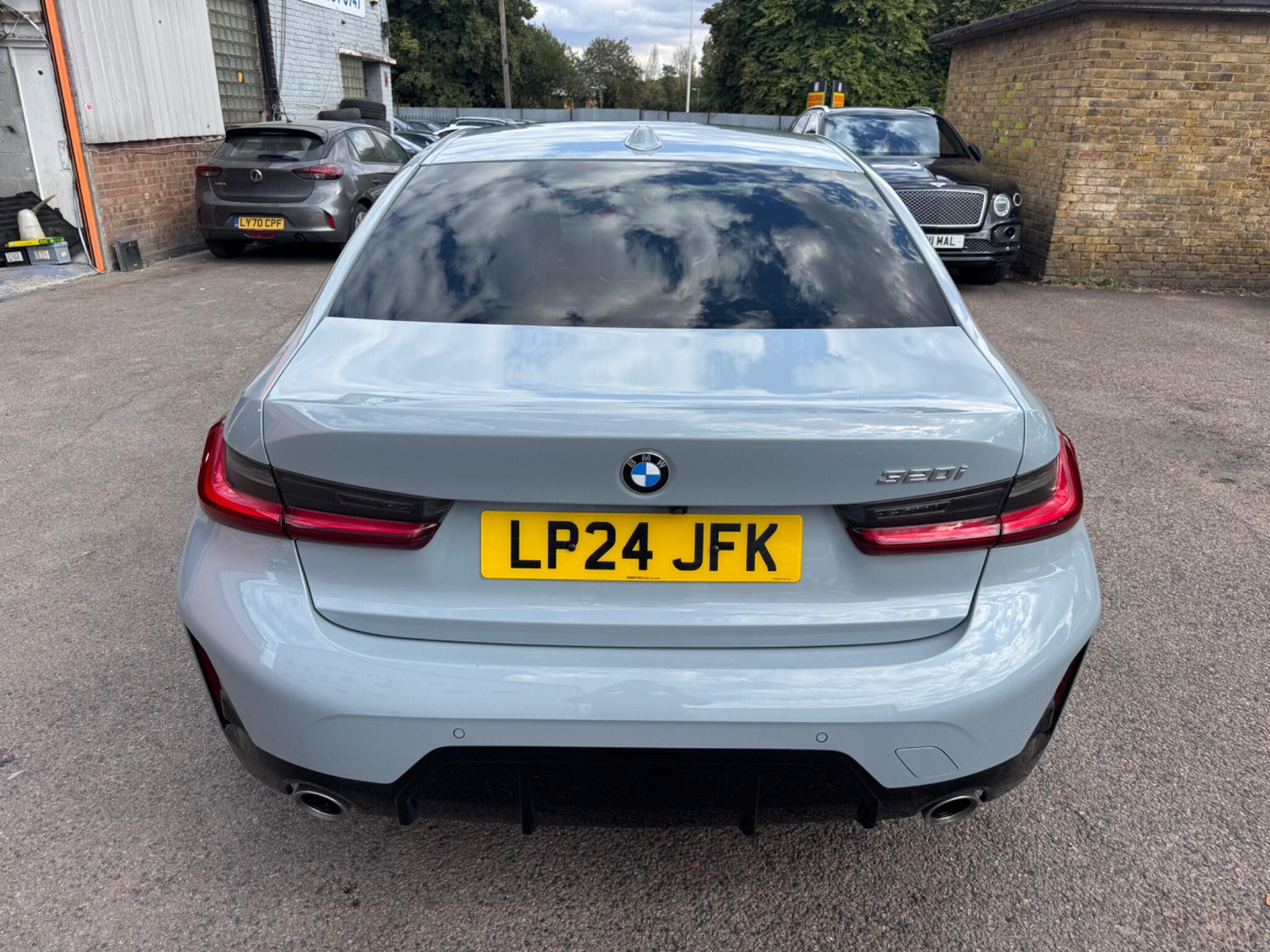 BMW 3 Series view 6