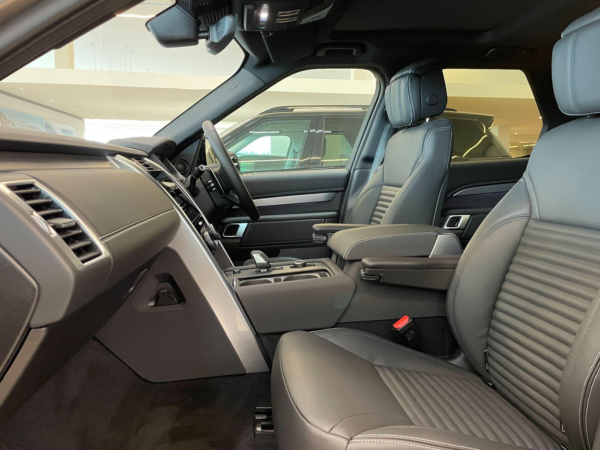 Land Rover Discovery view 32