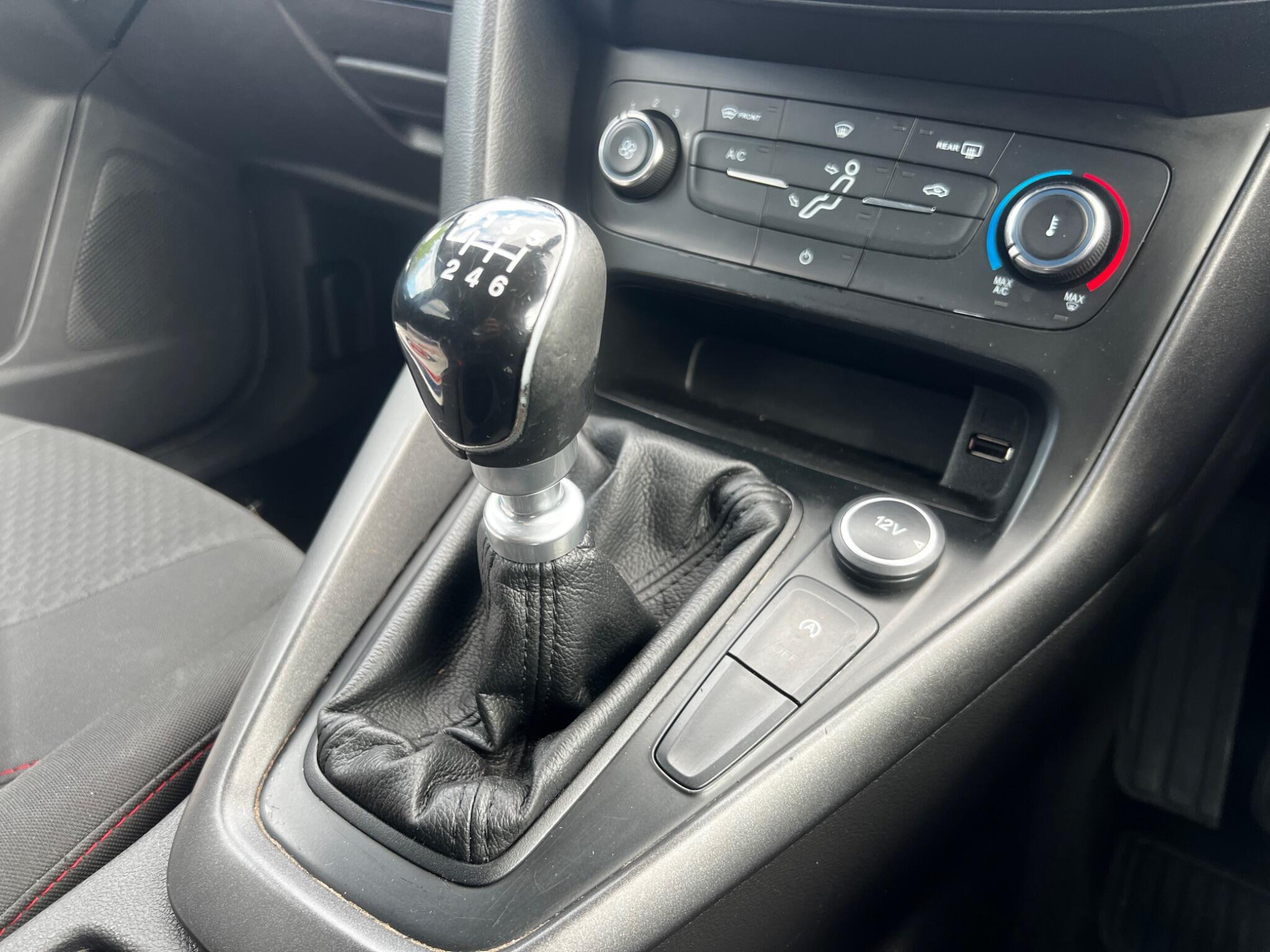 Ford Focus view 12