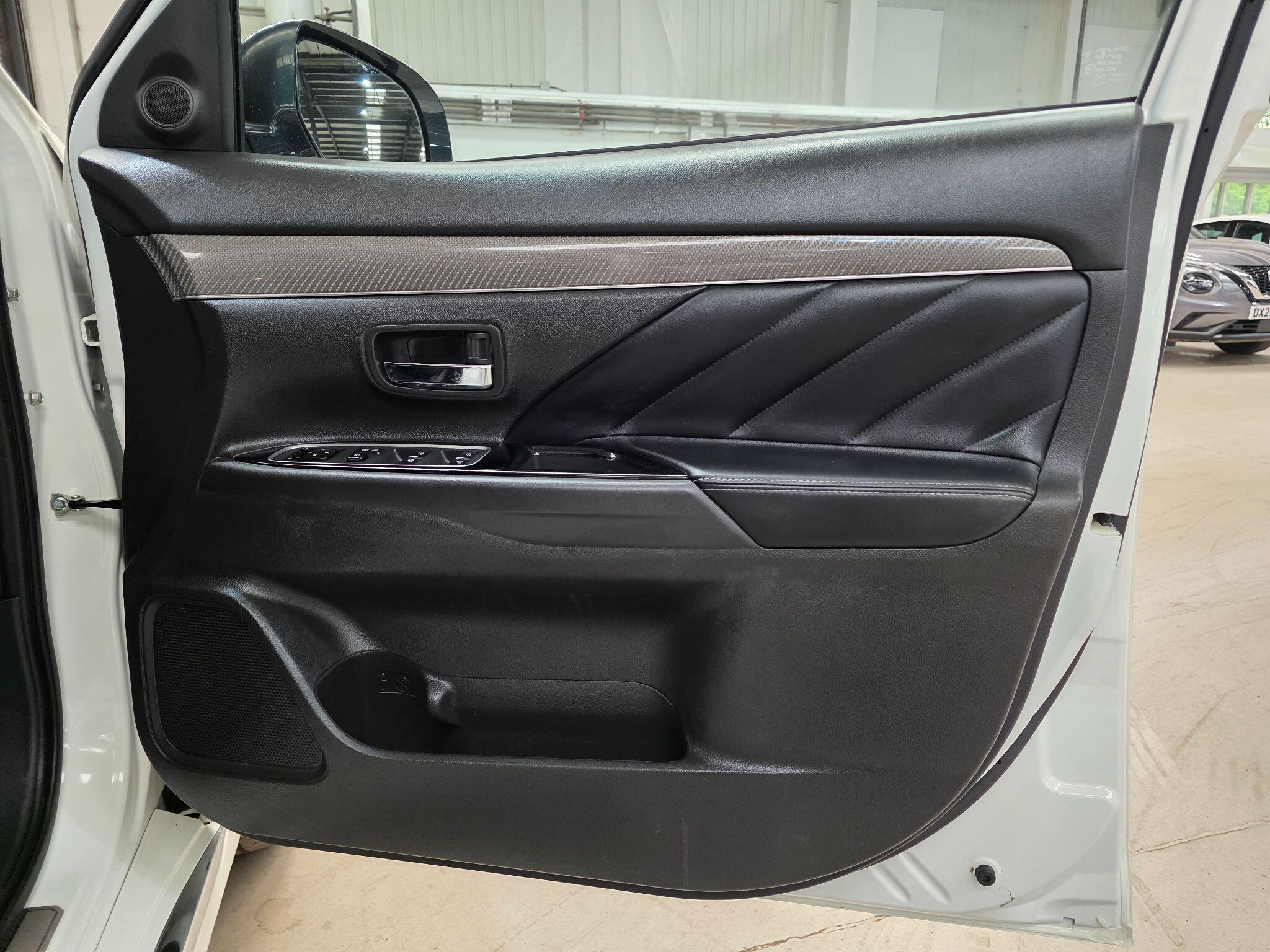 Mitsubishi Outlander view 11