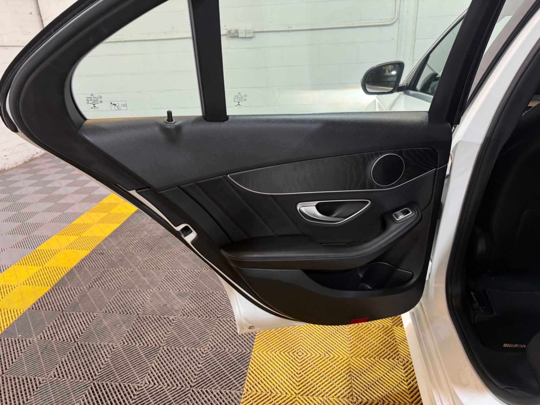 Mercedes-Benz C-Class view 35