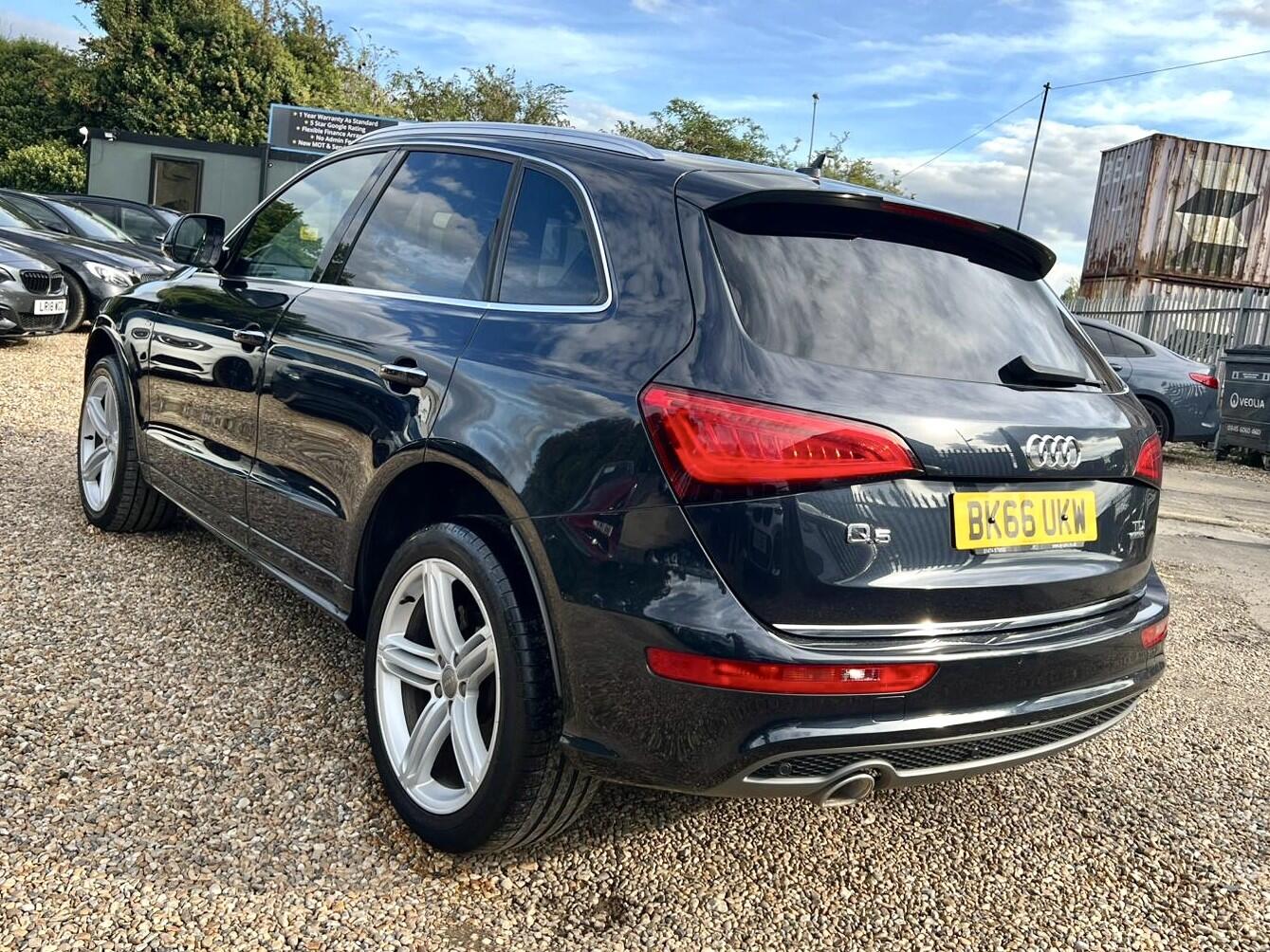 Audi Q5 view 8