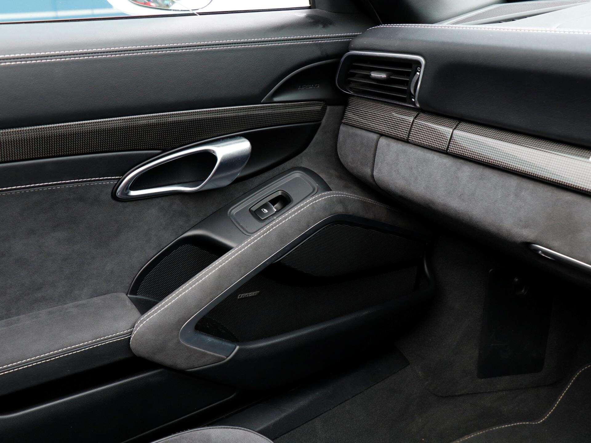 Porsche 911 view 23