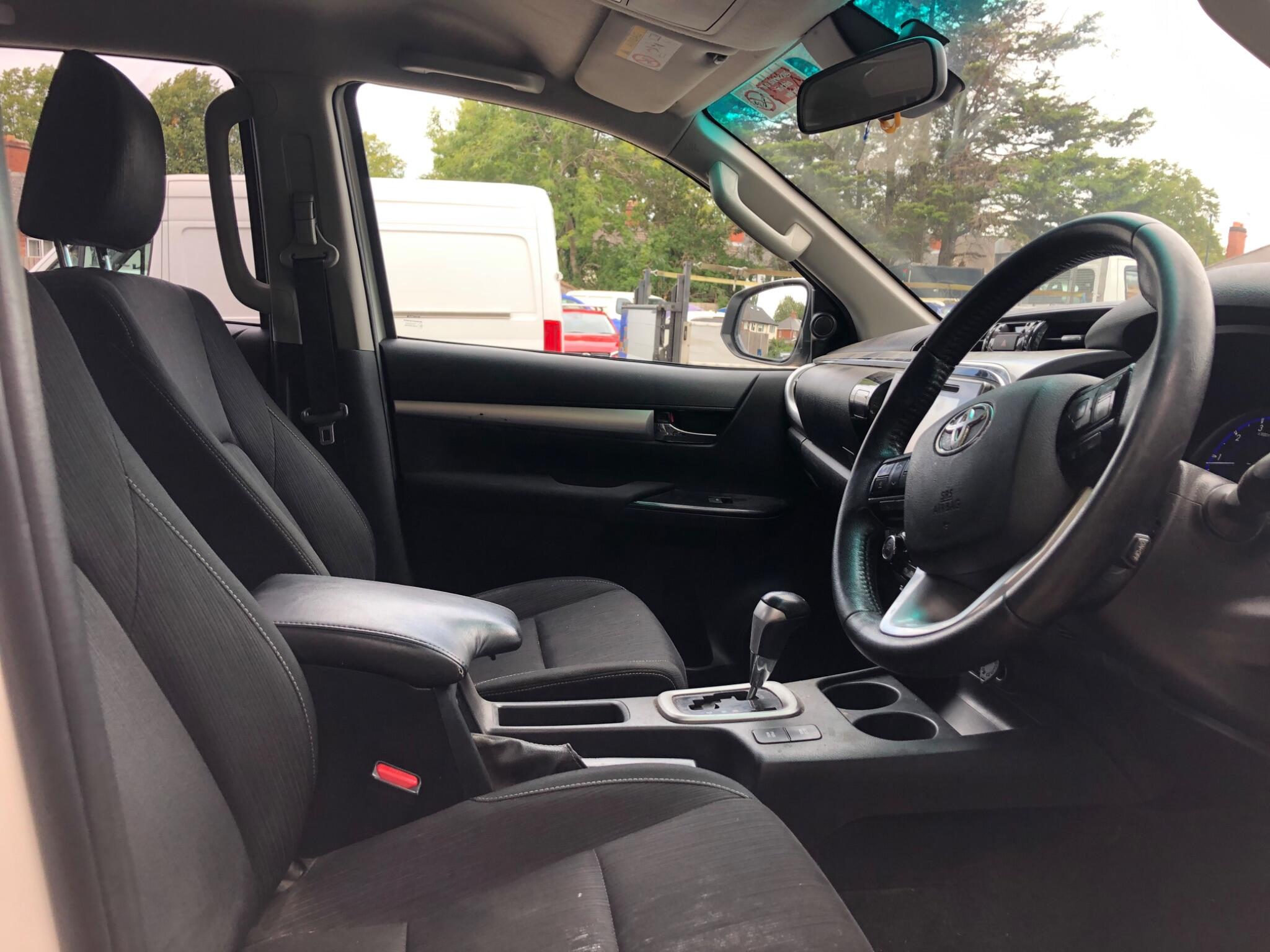 Toyota Hilux view 9