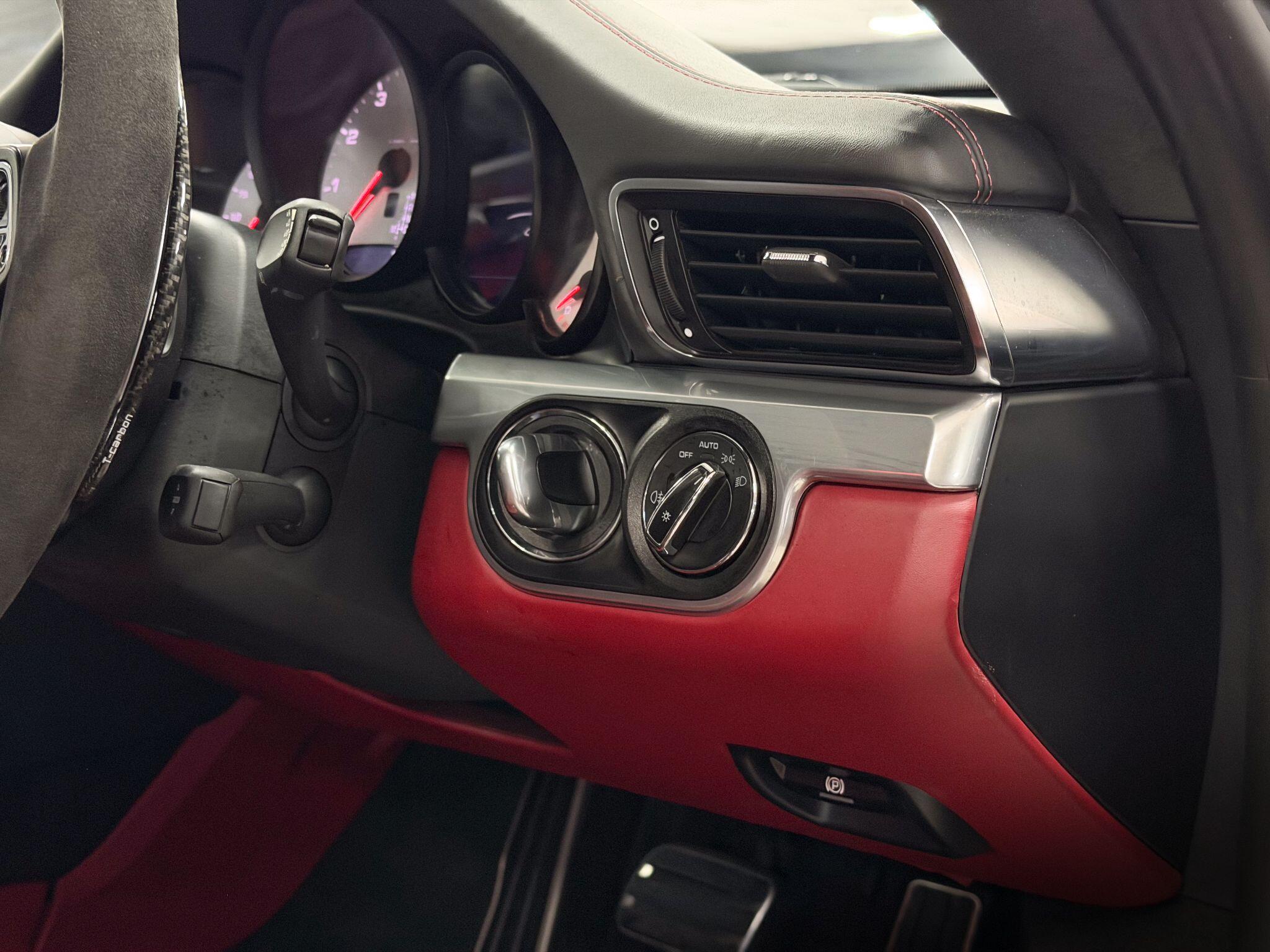 Porsche 911 view 31