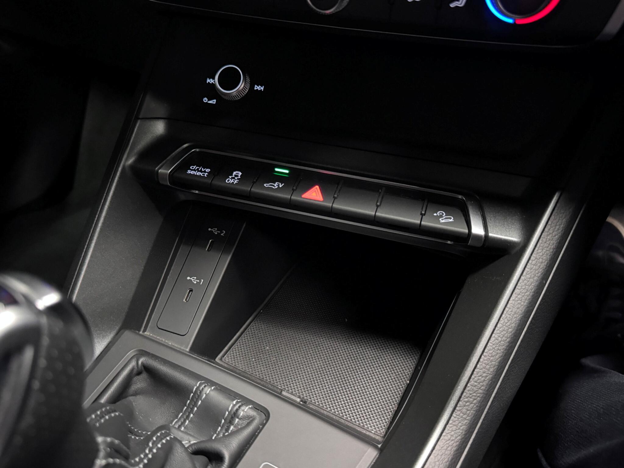 Audi Q3 view 38