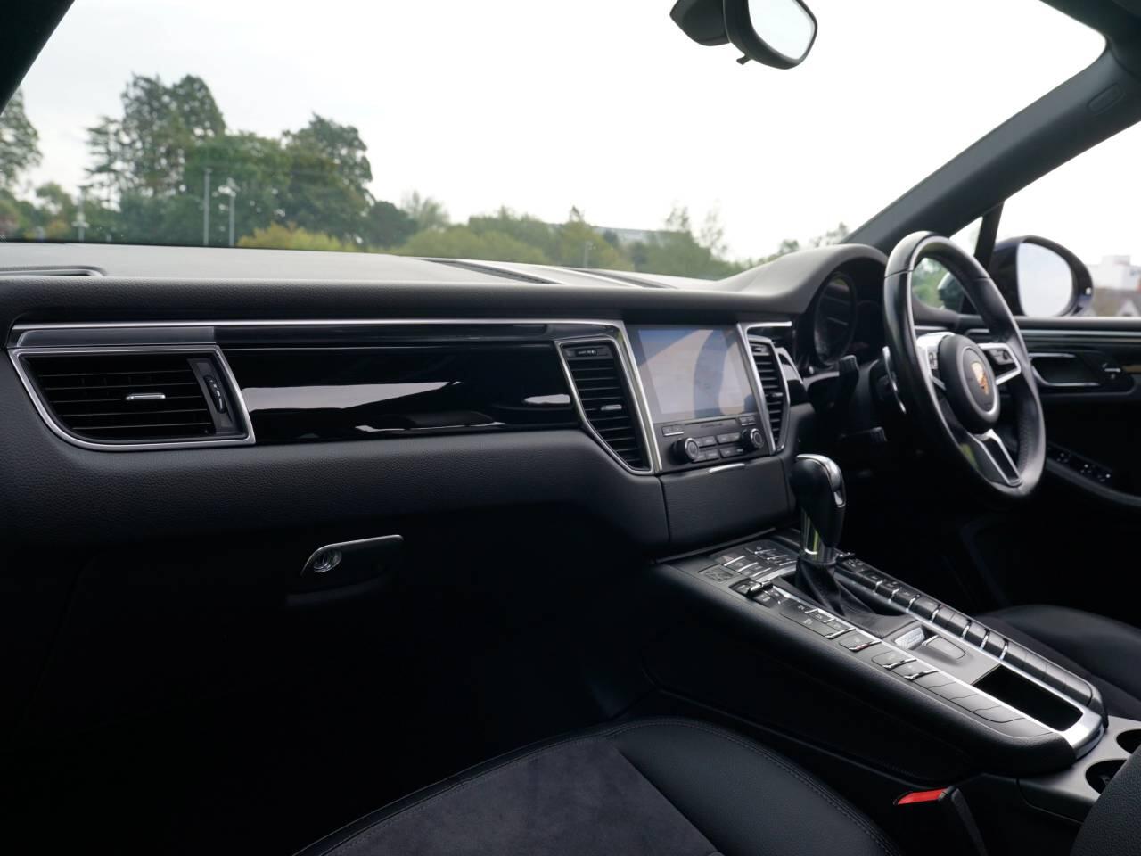 Porsche Macan view 5