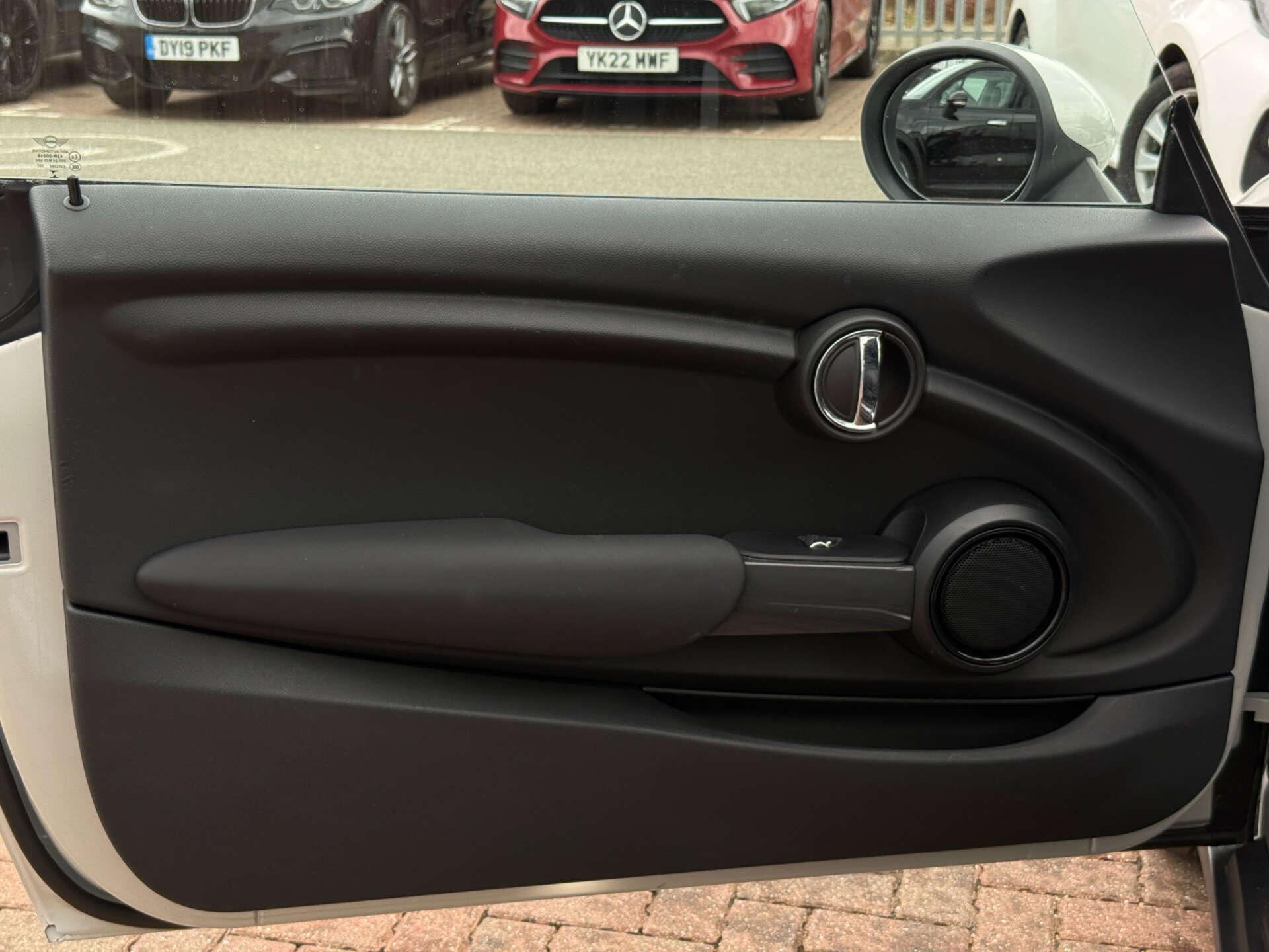 Mini Convertible view 34