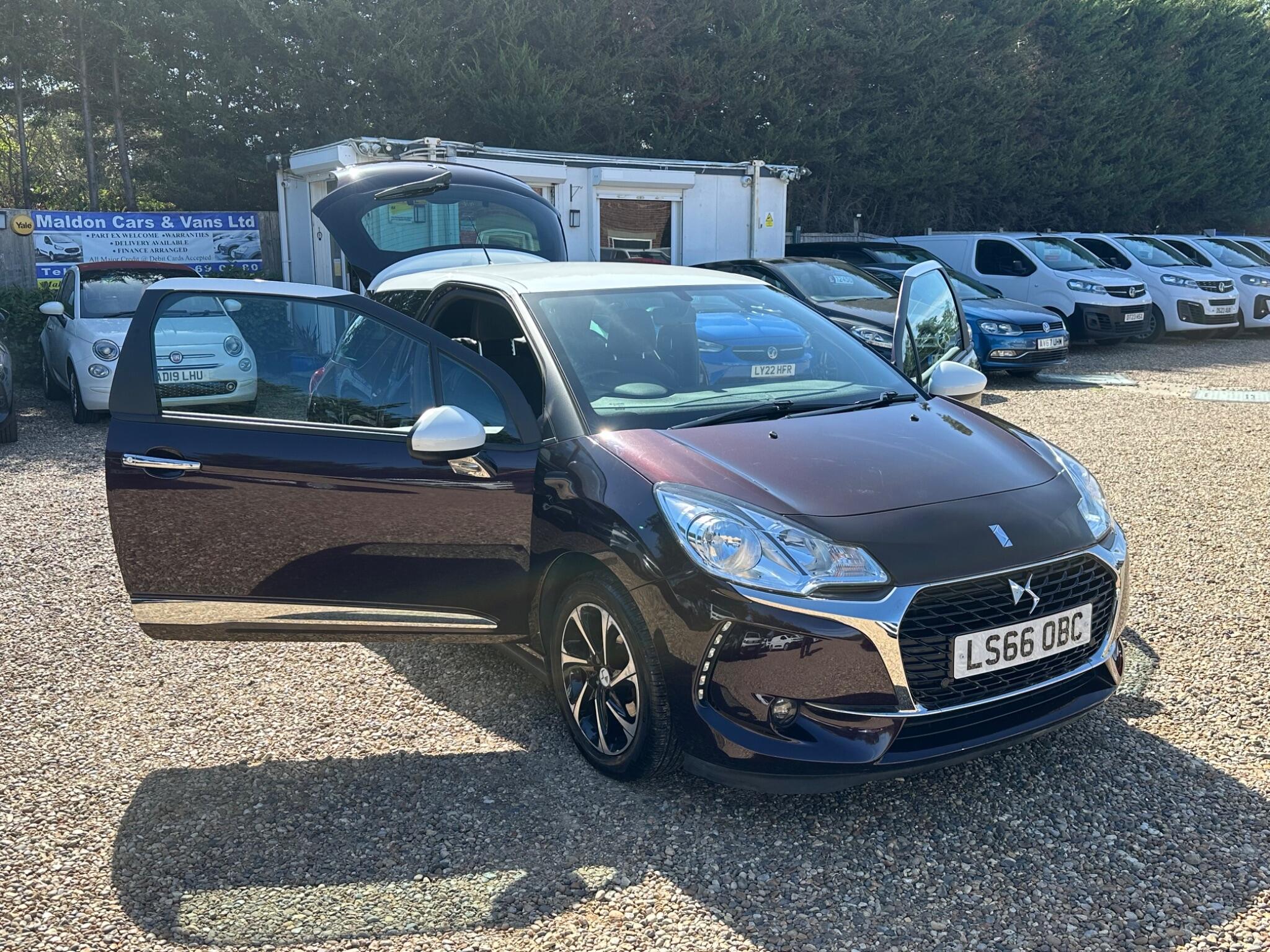 DS Automobiles DS 3 view 24