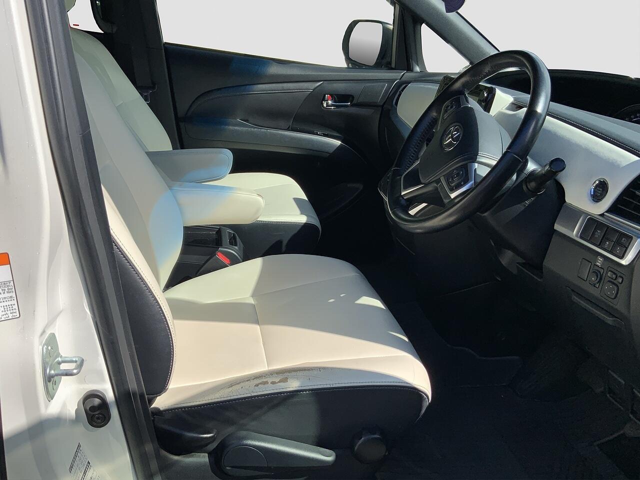 Toyota Estima view 12