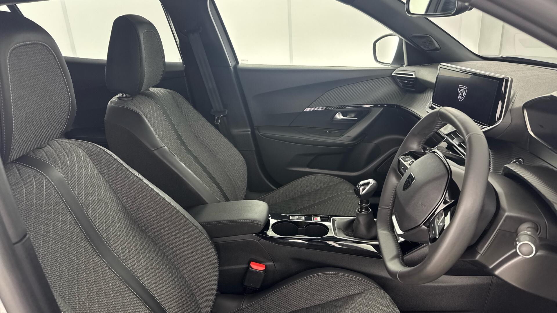 Peugeot 2008 view 16