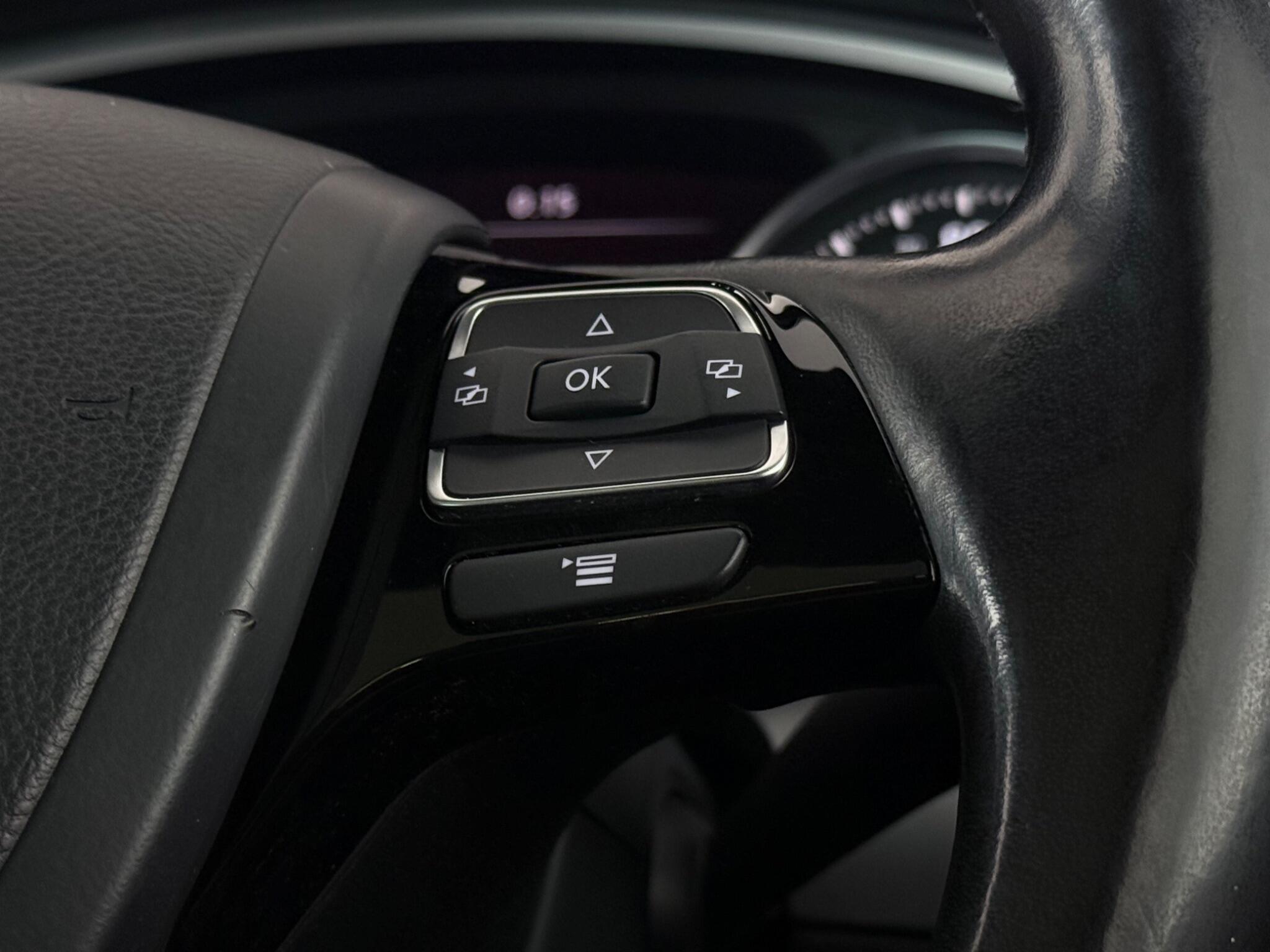Volkswagen Touareg view 17