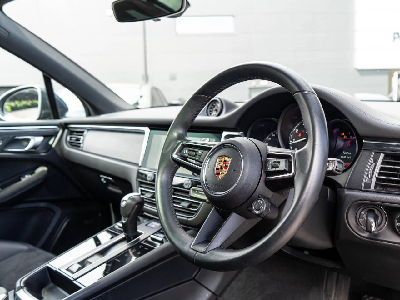 Porsche Macan view 4