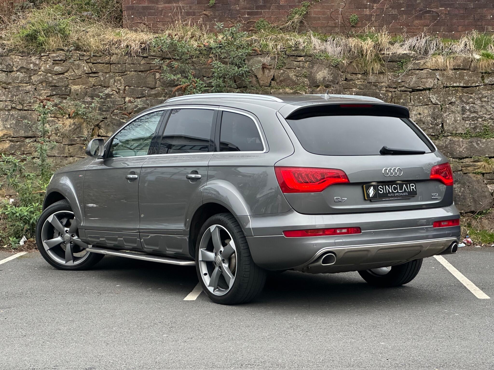 Audi Q7 view 6