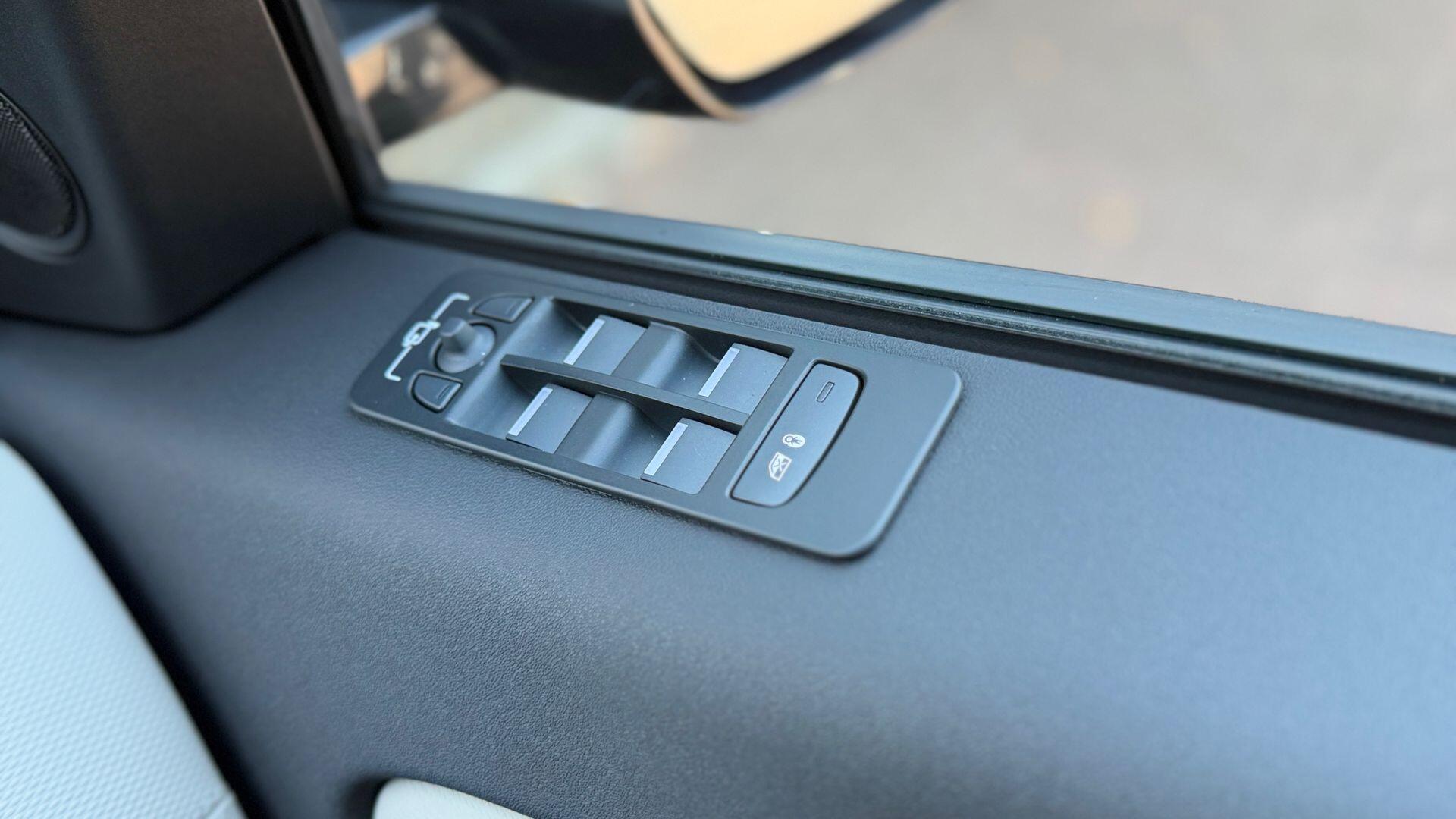Land Rover Discovery Sport view 24