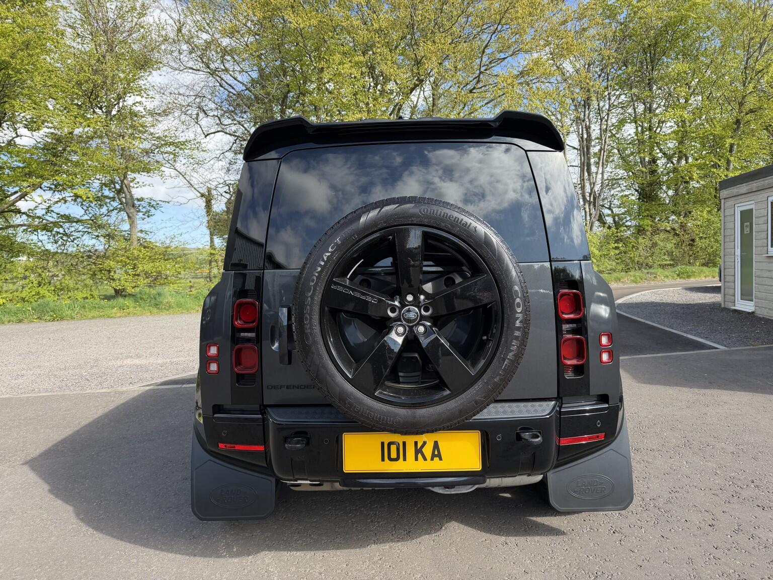 Land Rover Defender 110 view 22