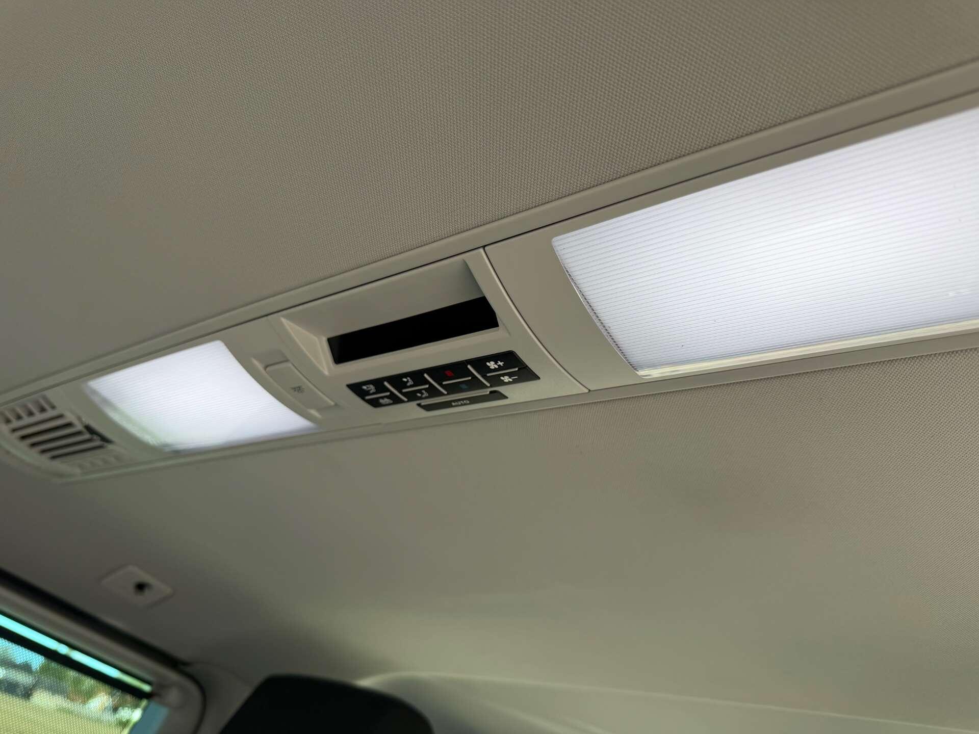 Volkswagen Caravelle view 18