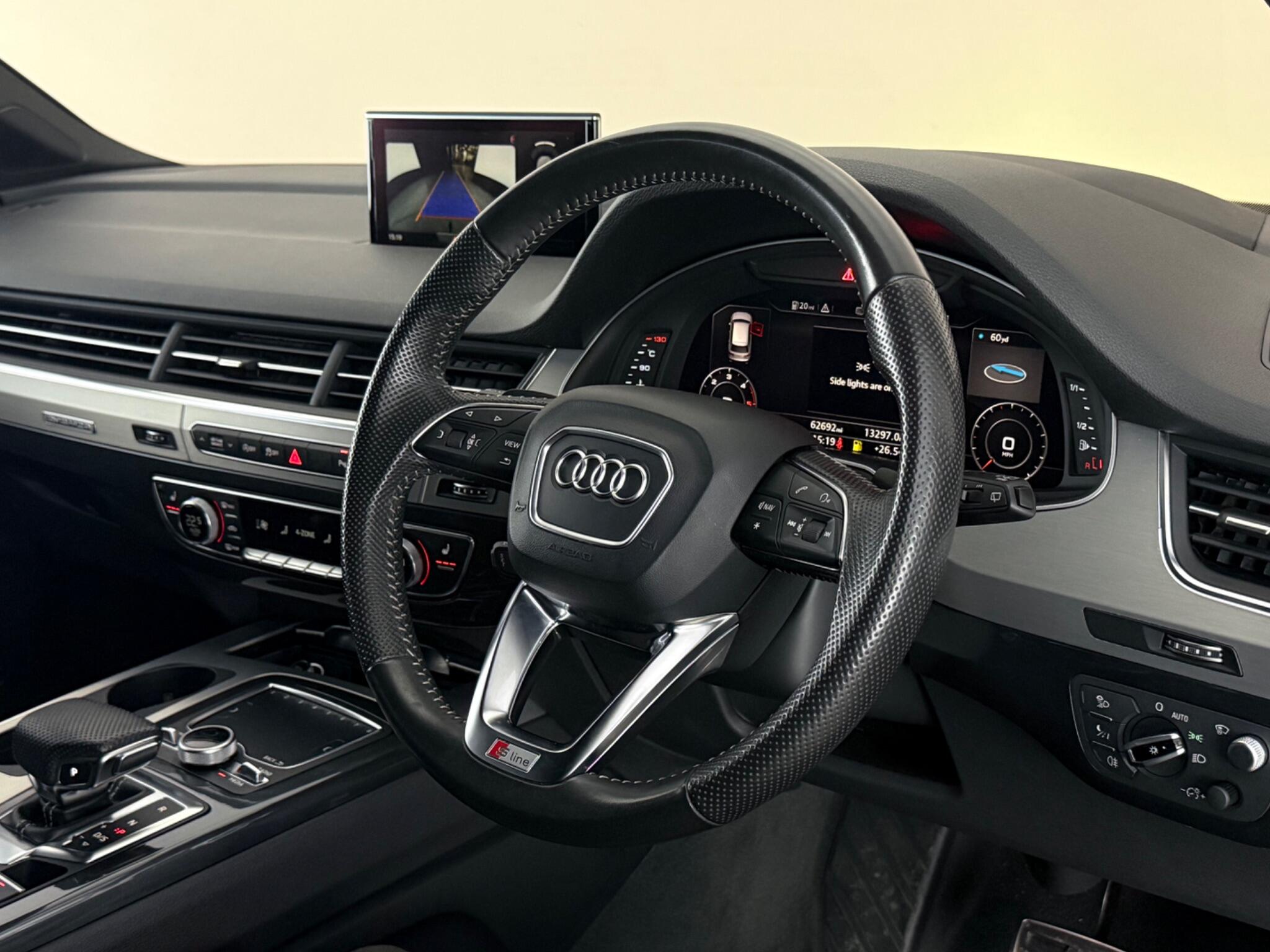 Audi Q7 view 3