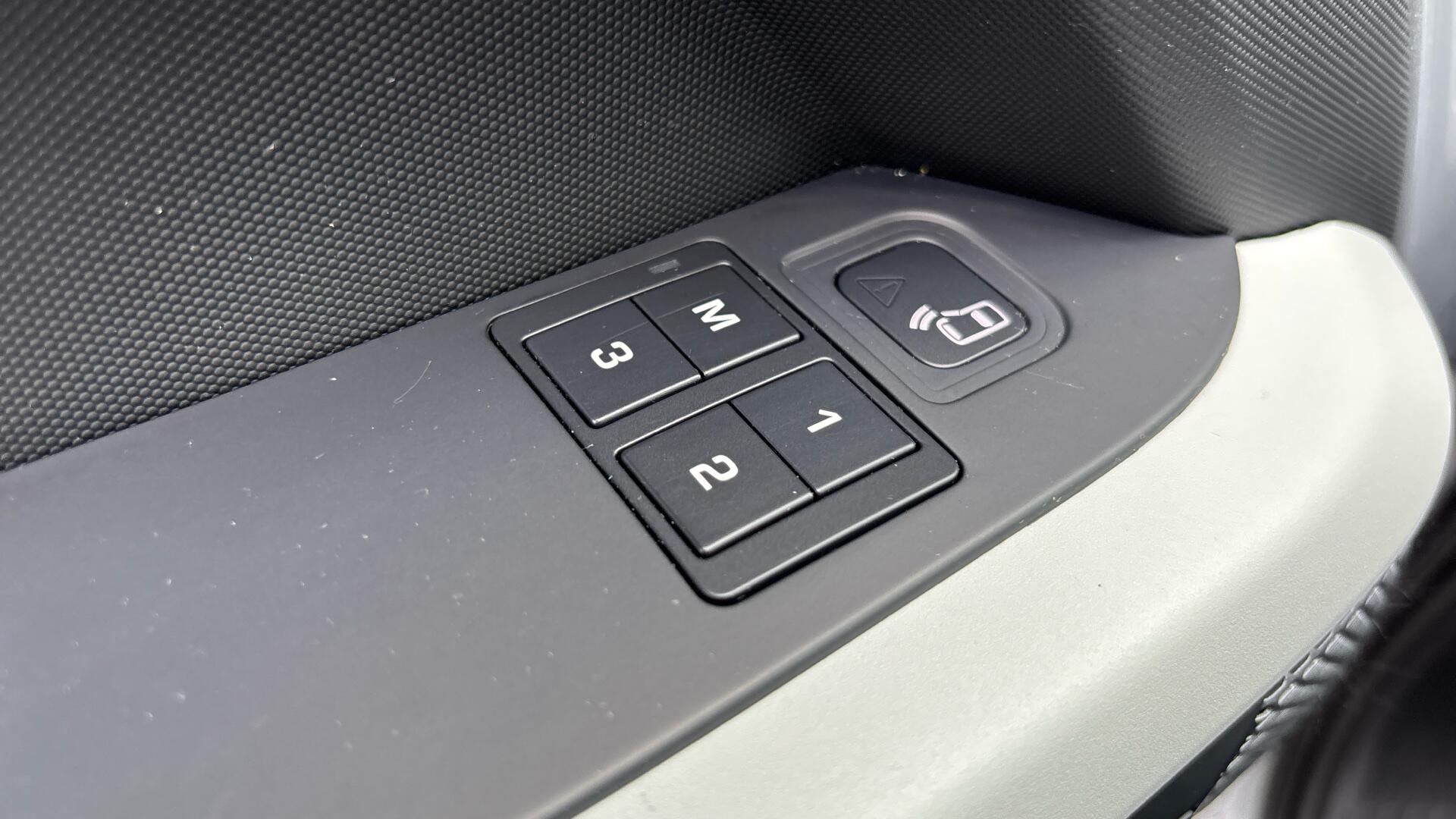 Land Rover Defender view 46