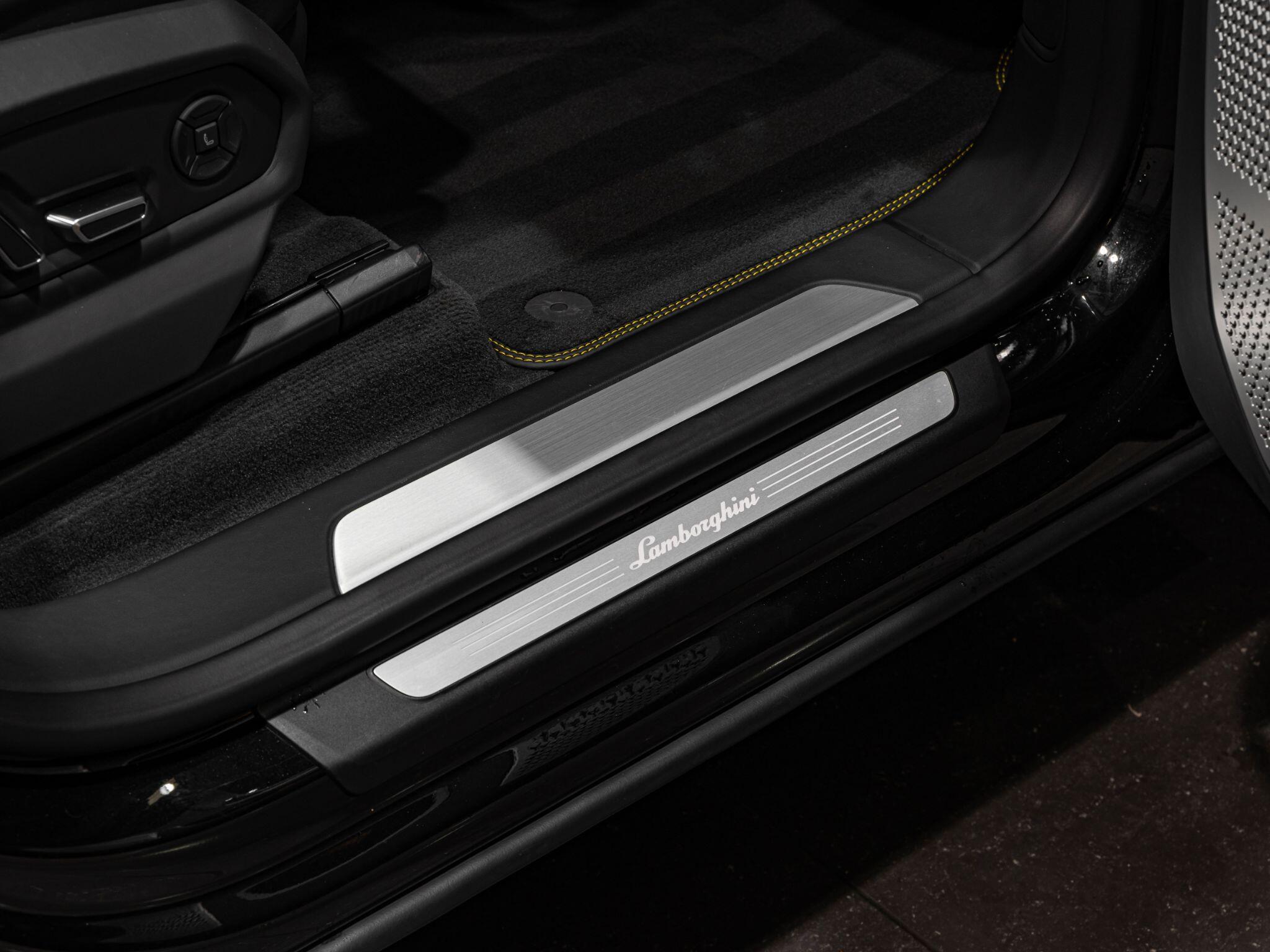 Lamborghini Urus view 28