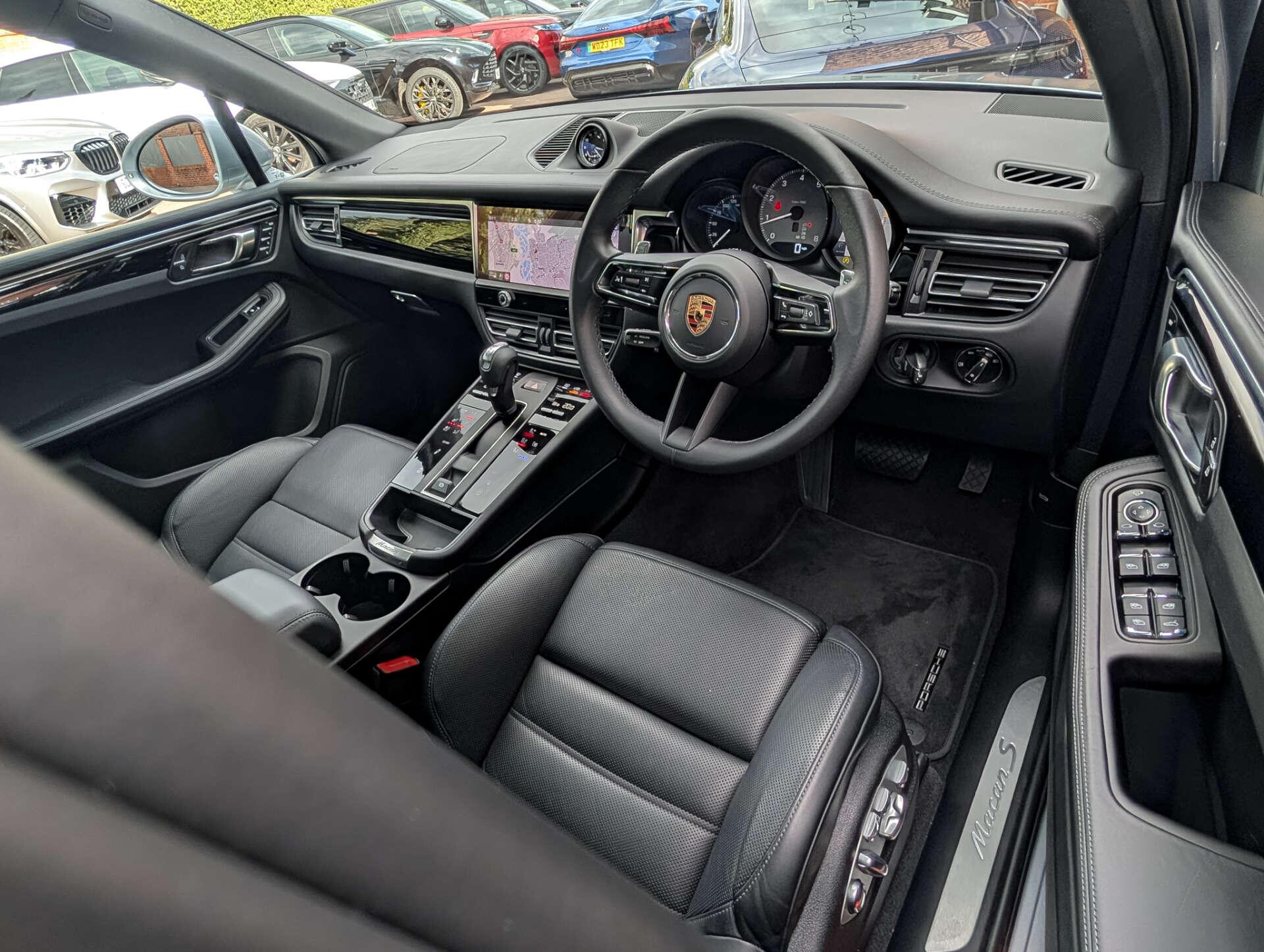 Porsche Macan view 22