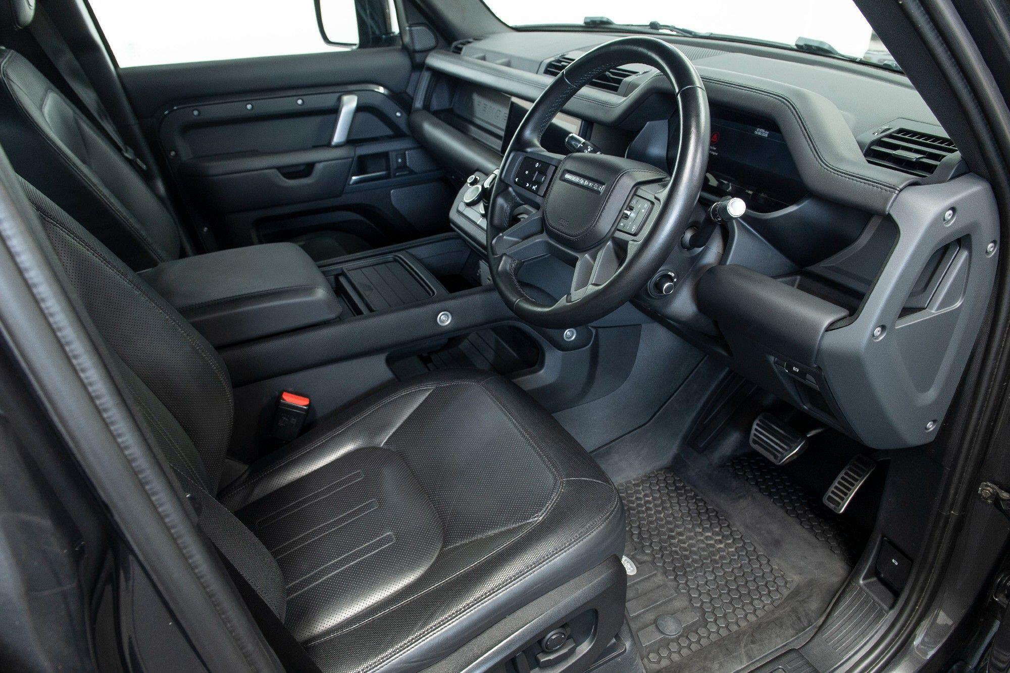 Land Rover Defender 110 view 9