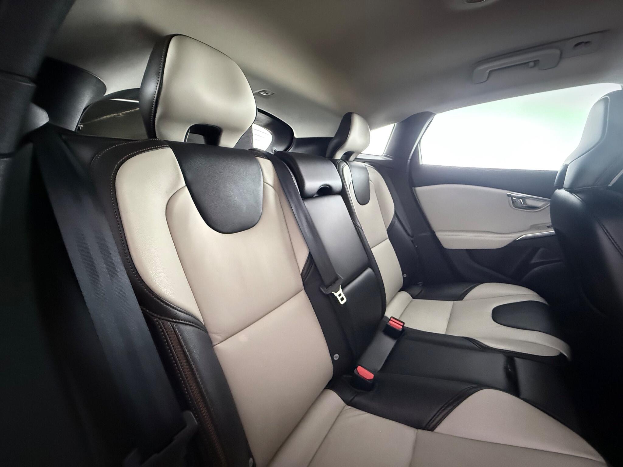 Volvo V40 Cross Country view 28