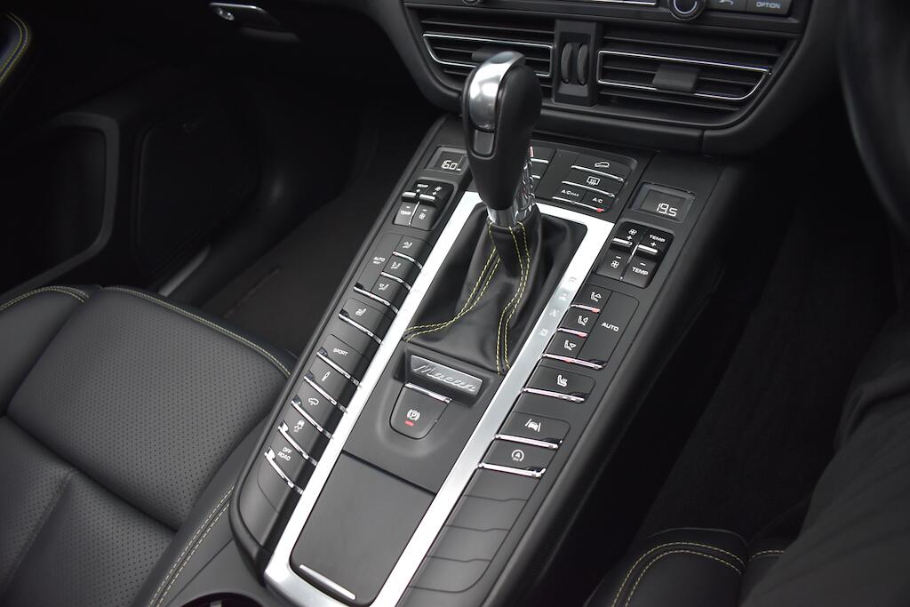 Porsche Macan view 90